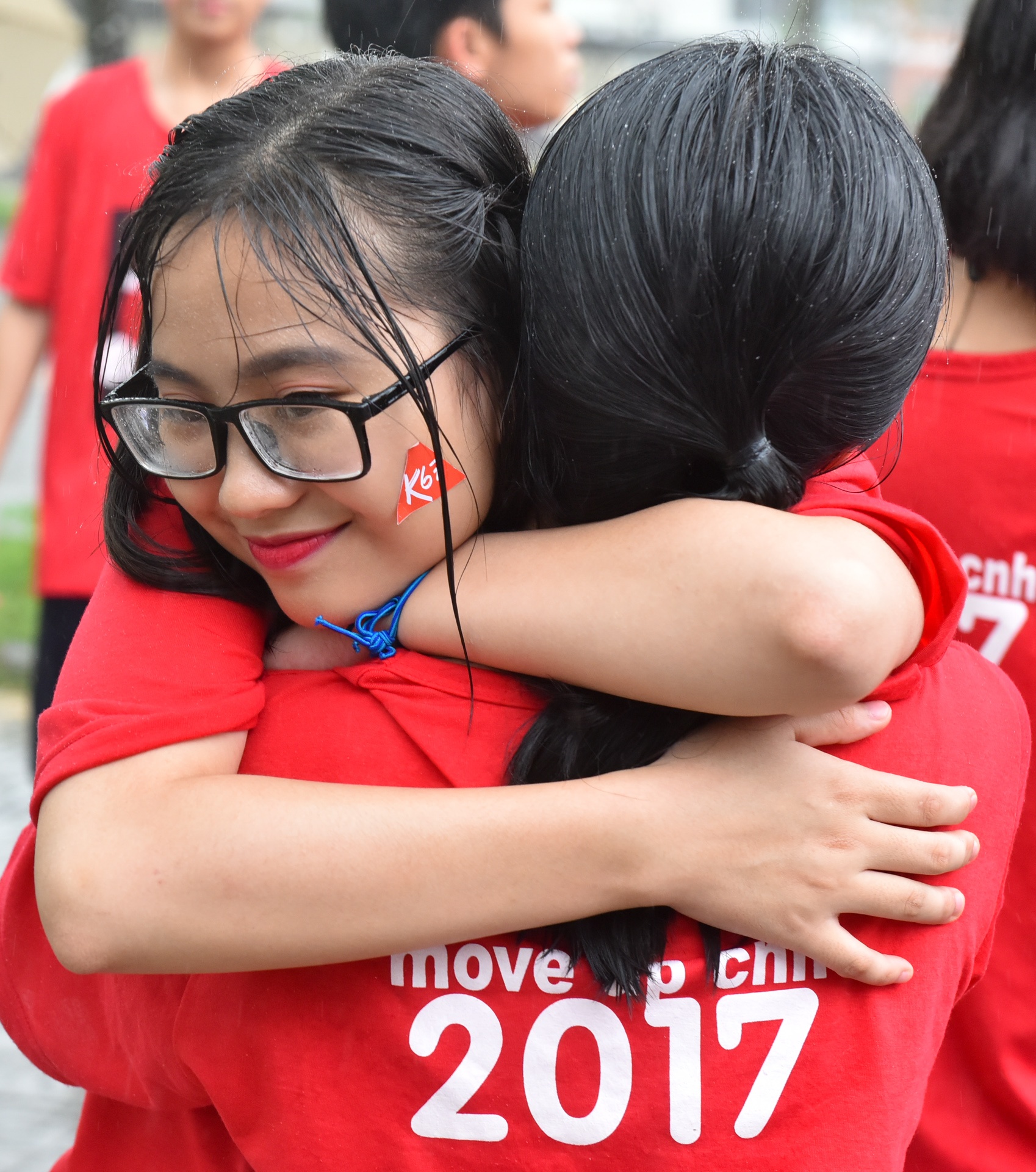 hoc sinh chuyen nguyen hue om nhau khoc anh 8