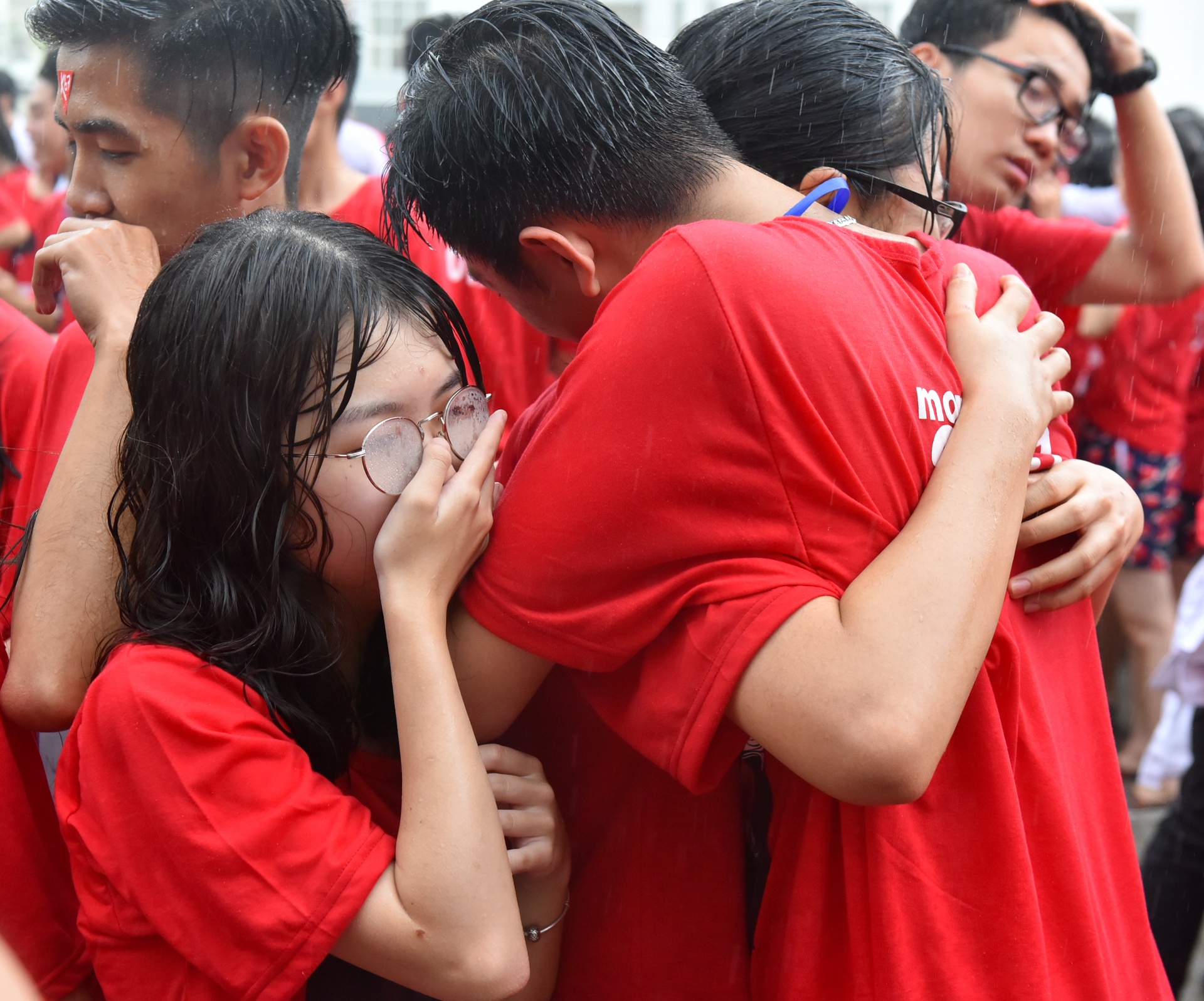 Nuoc mat tu gia tuoi hoc tro hinh anh