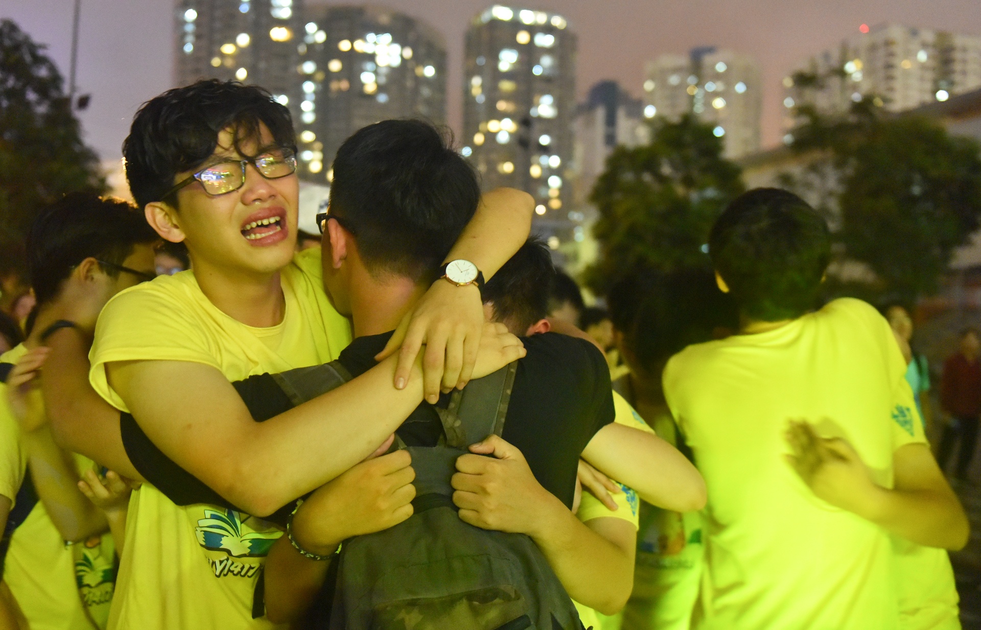 hoc sinh cuoi cap khoc nuc no anh 10