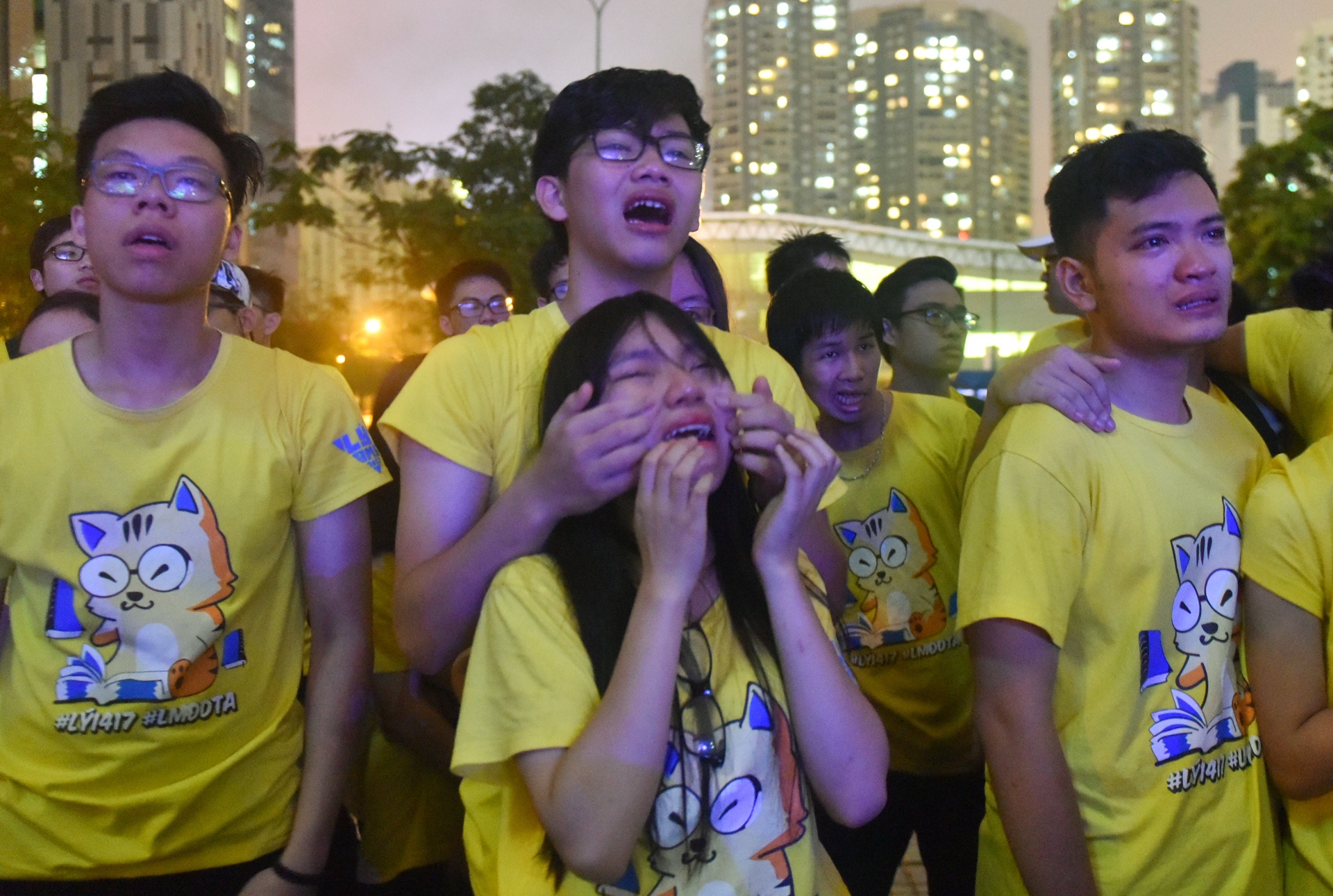 hoc sinh cuoi cap khoc nuc no anh 11