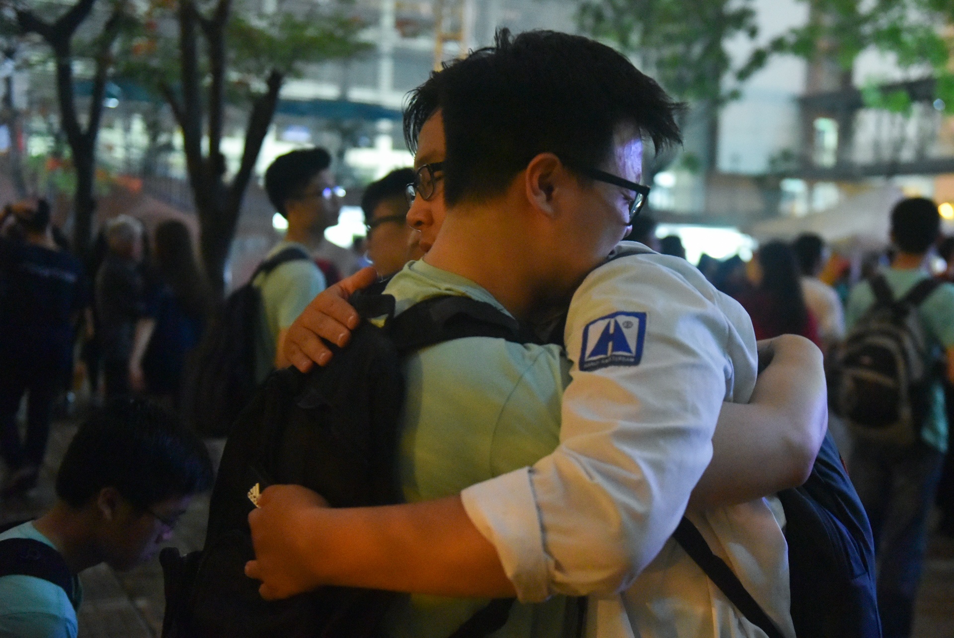 hoc sinh cuoi cap khoc nuc no anh 12