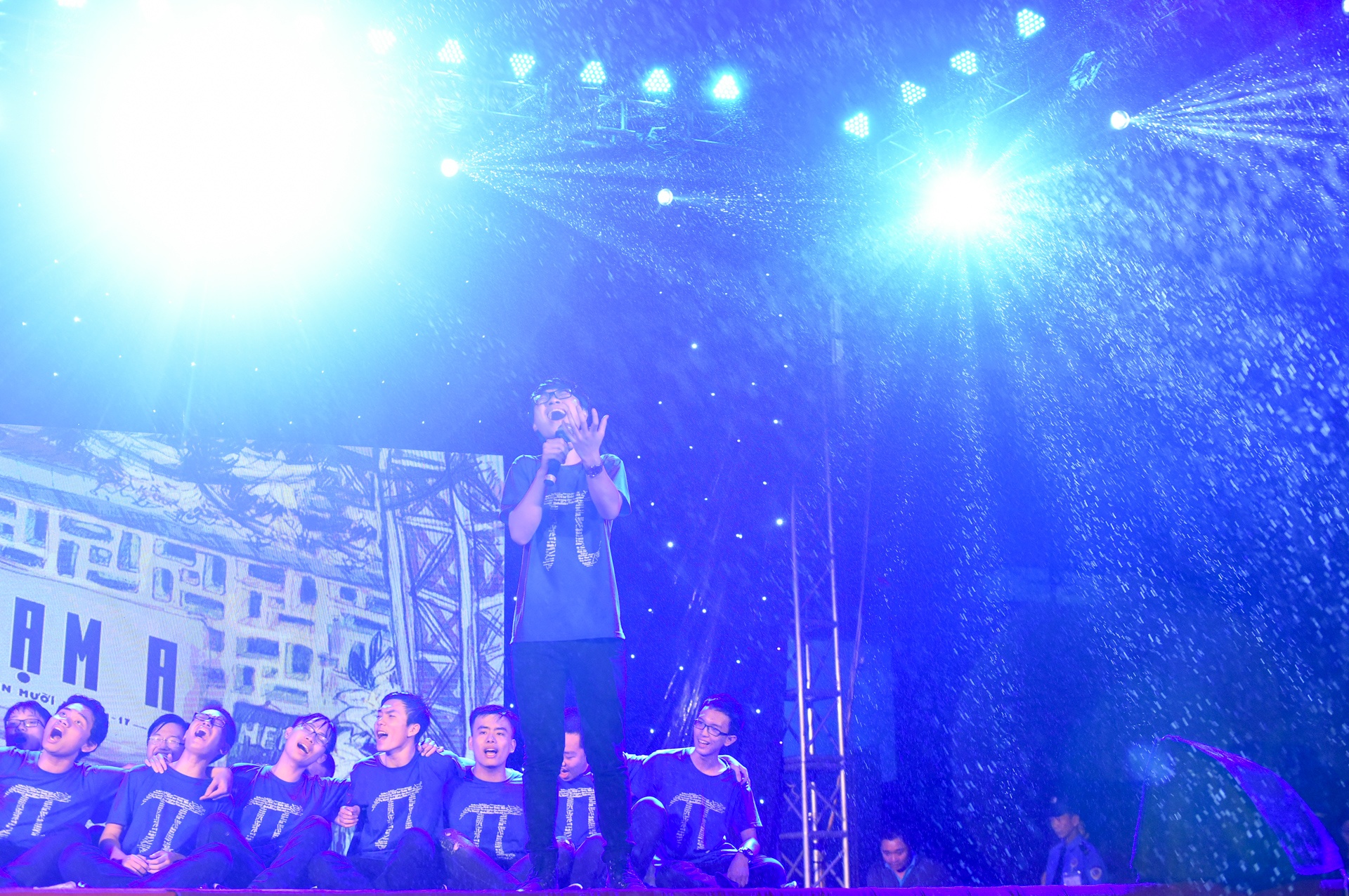 hoc sinh cuoi cap khoc nuc no anh 1