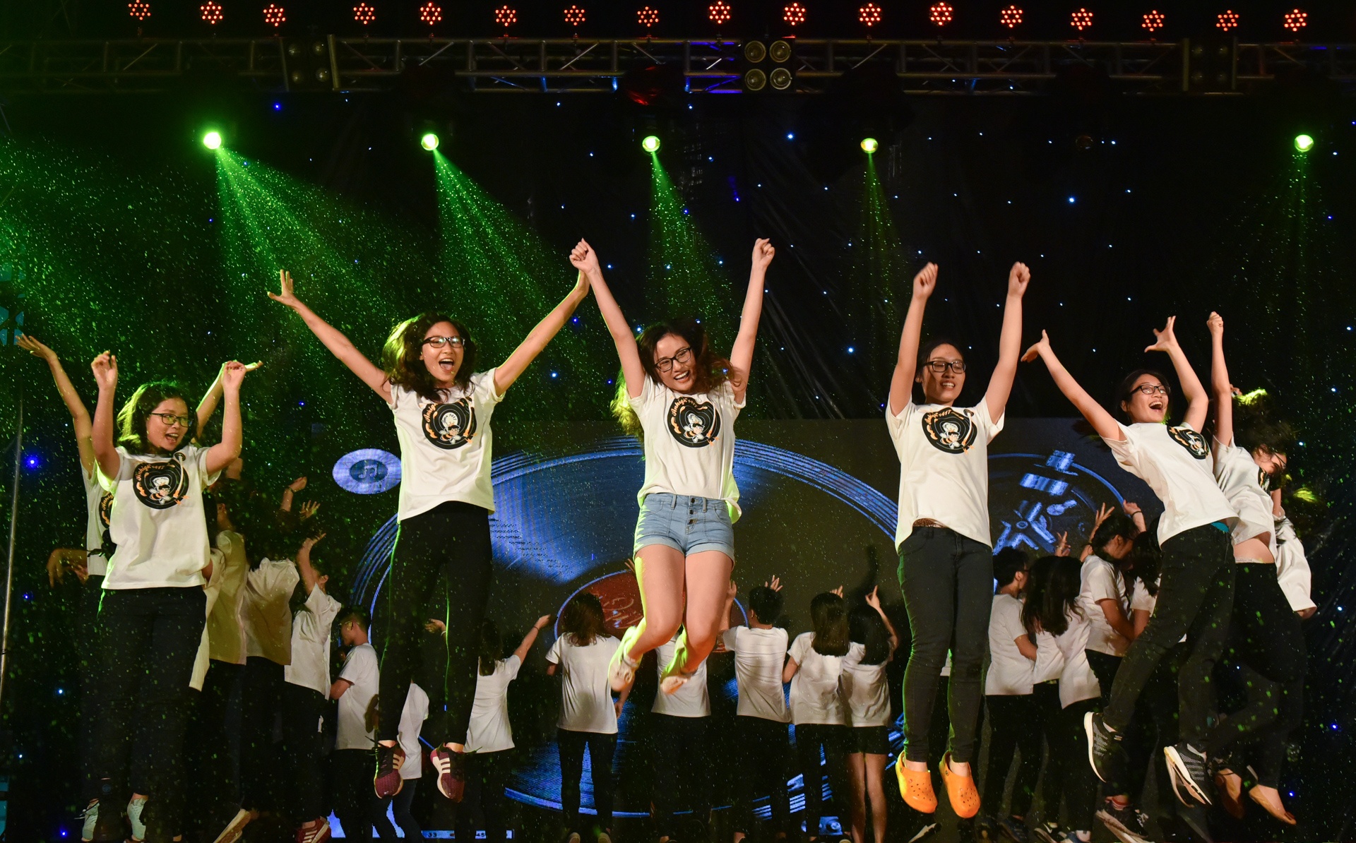 hoc sinh cuoi cap khoc nuc no anh 2