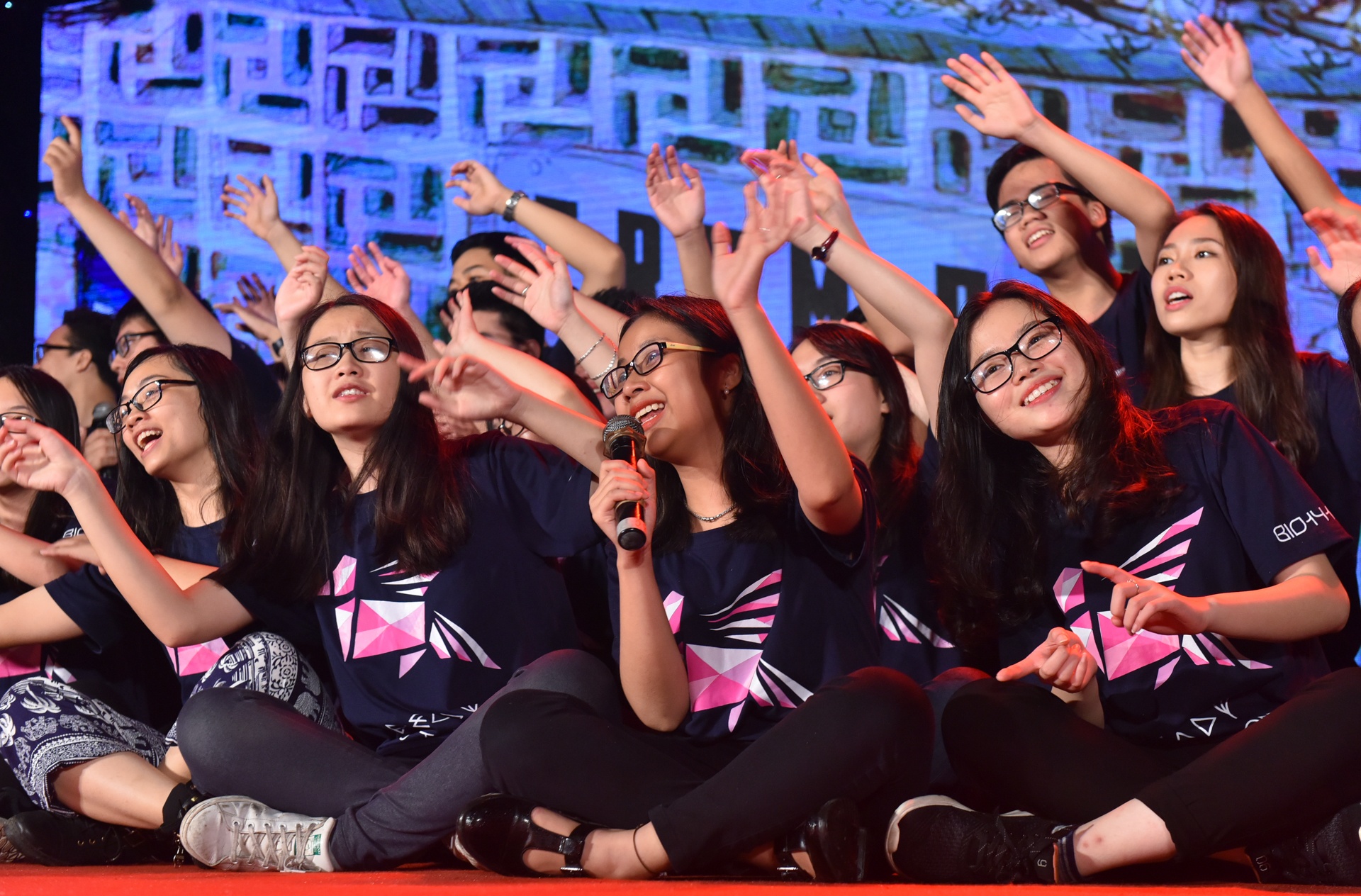 hoc sinh cuoi cap khoc nuc no anh 3