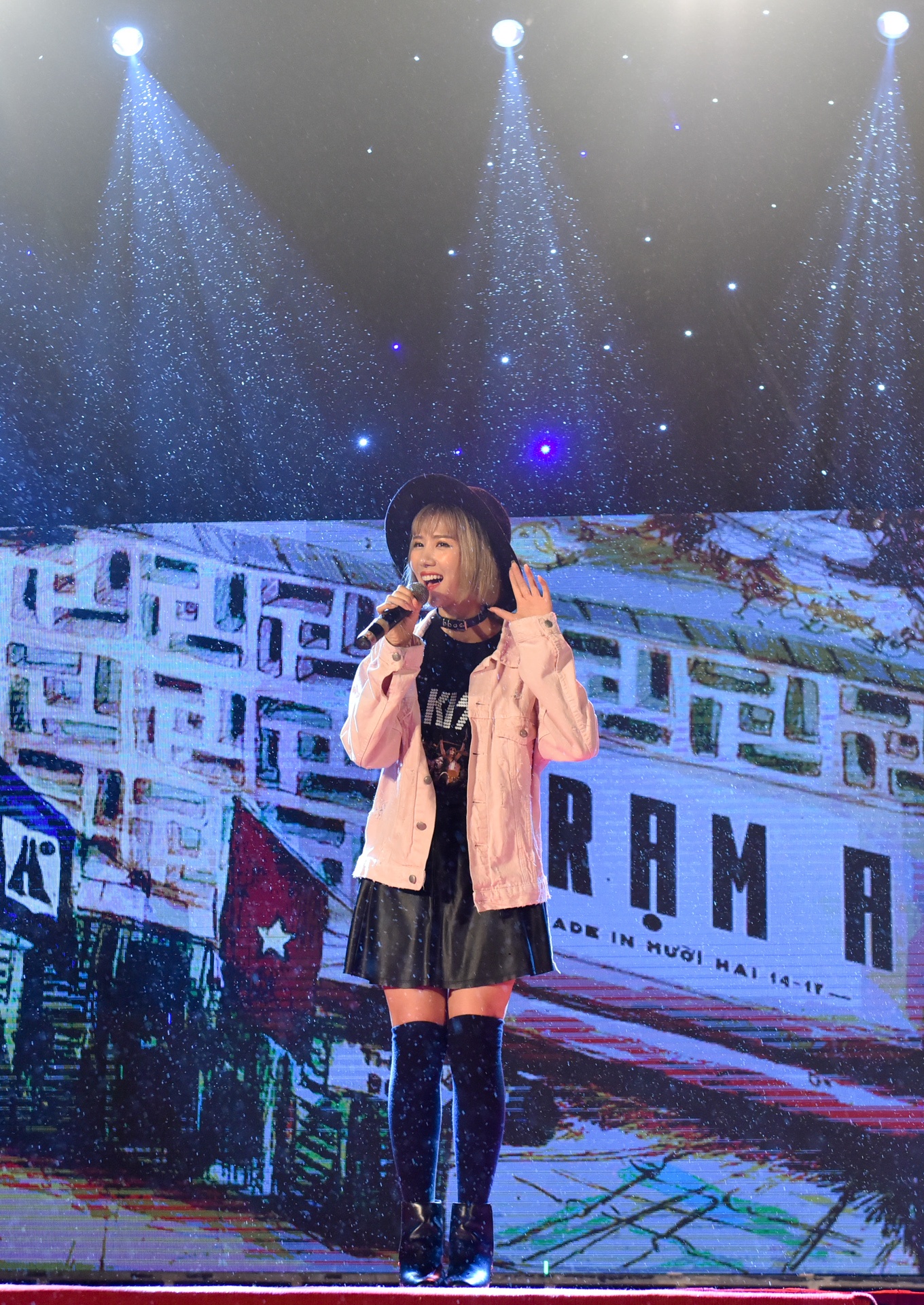 hoc sinh cuoi cap khoc nuc no anh 4