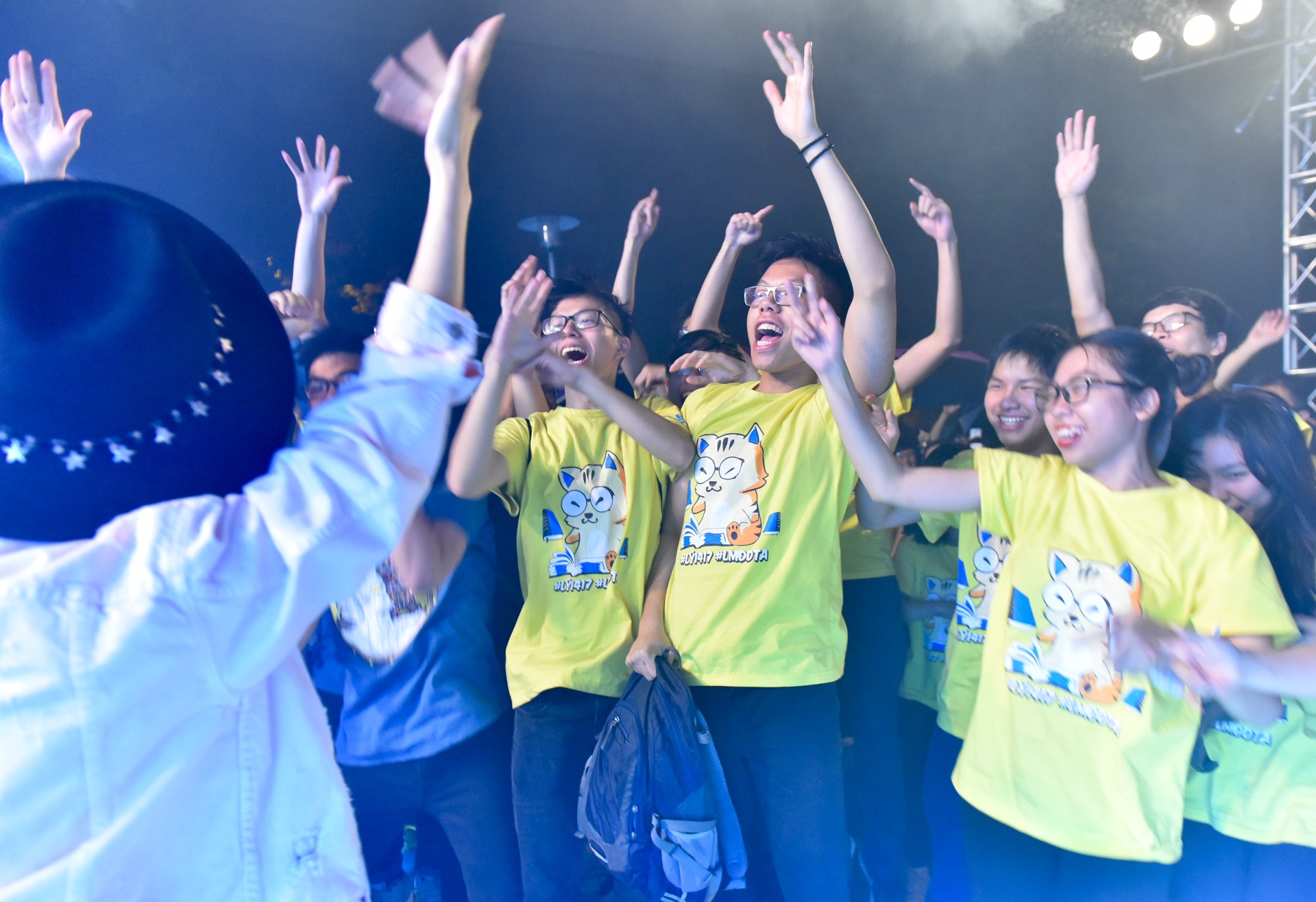 hoc sinh cuoi cap khoc nuc no anh 5