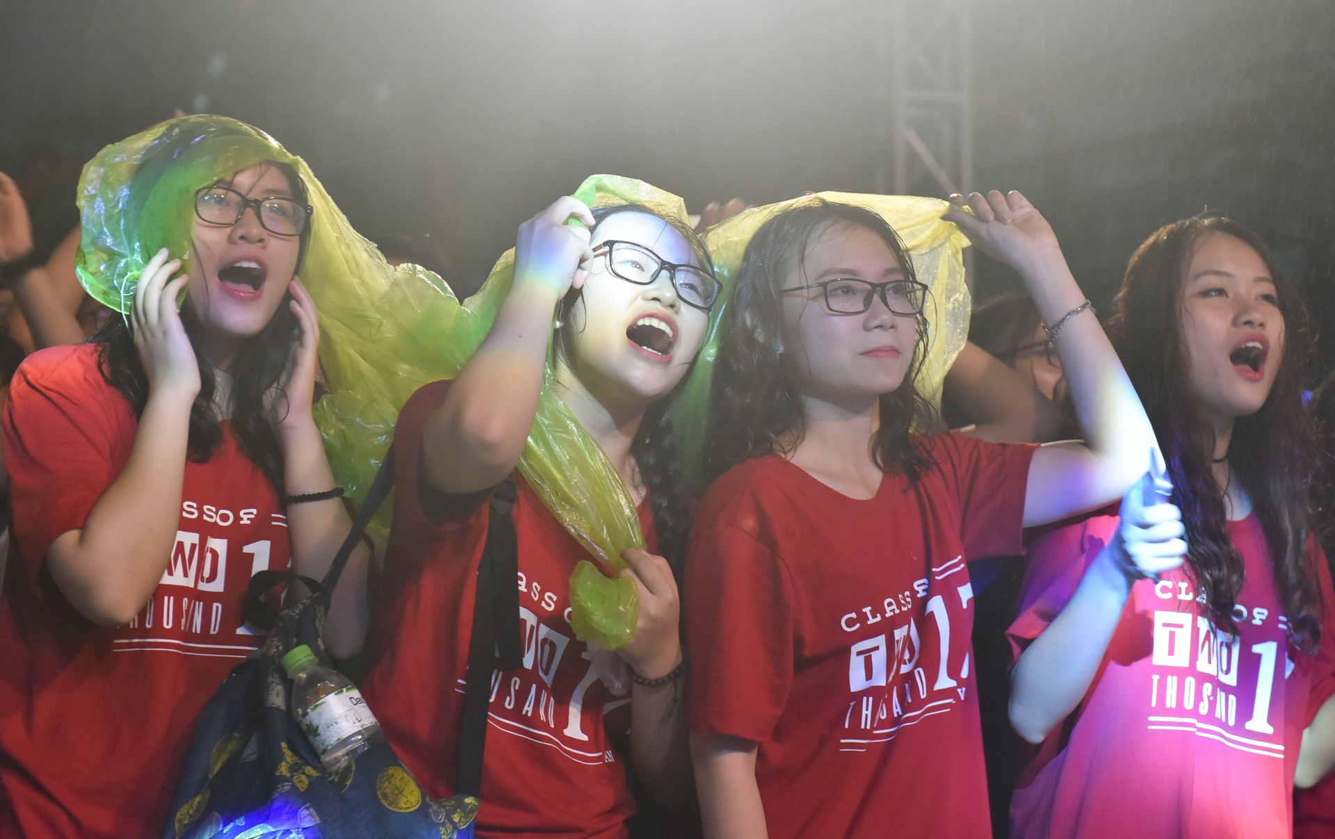 hoc sinh cuoi cap khoc nuc no anh 7