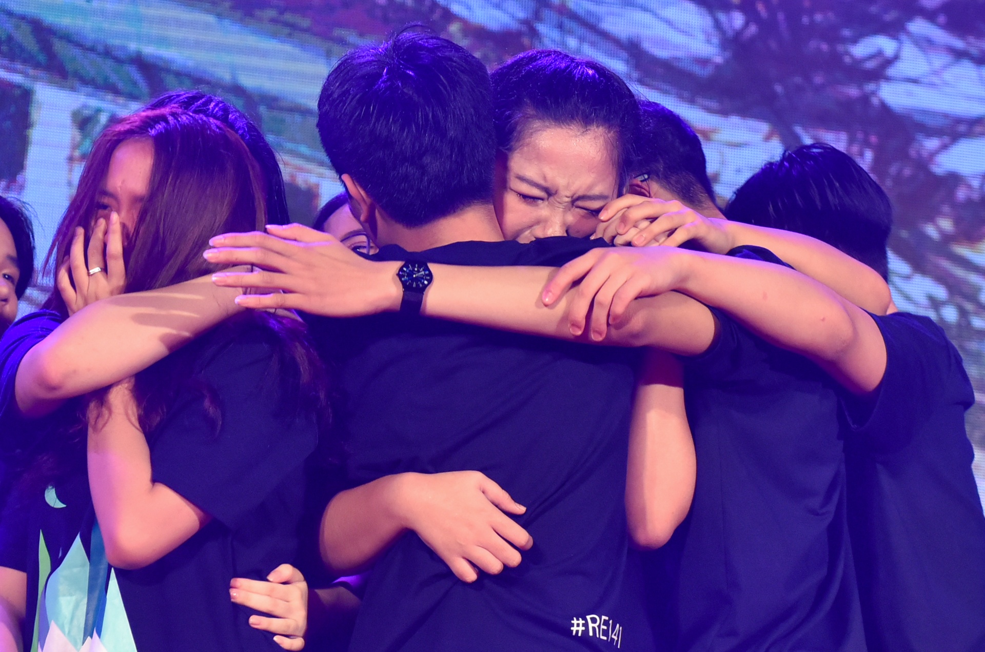 hoc sinh cuoi cap khoc nuc no anh 8