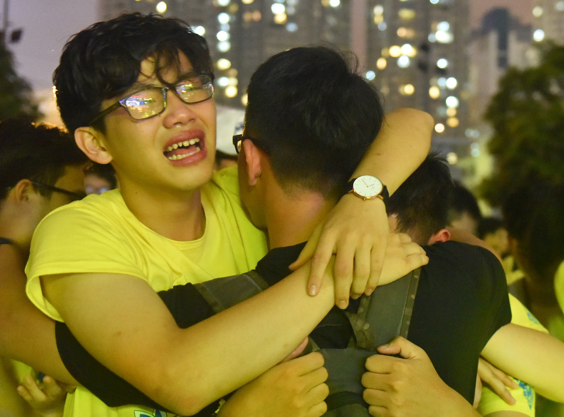 Dem chia tay tuoi hoc tro tran nuoc mat cua hoc sinh Amsterdam hinh anh