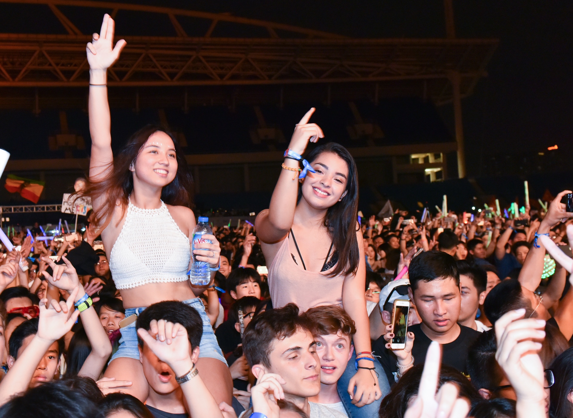 nhung co gai nong bong trong dem nhac Hardwell anh 1