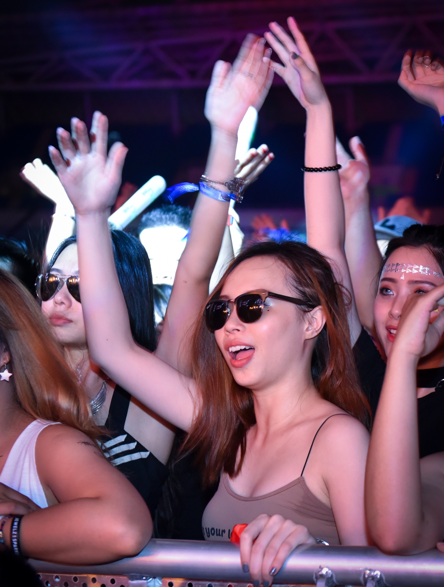 nhung co gai nong bong trong dem nhac Hardwell anh 2