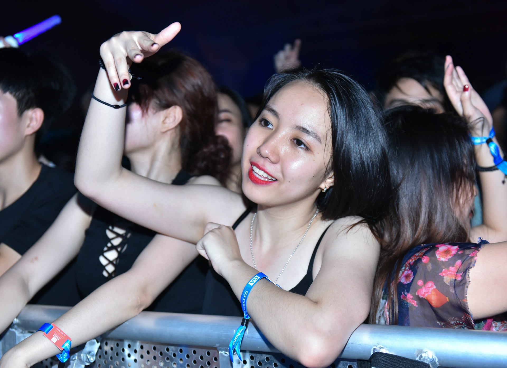 nhung co gai nong bong trong dem nhac Hardwell anh 4