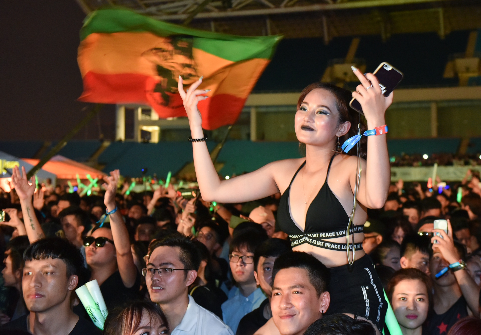 nhung co gai nong bong trong dem nhac Hardwell anh 7