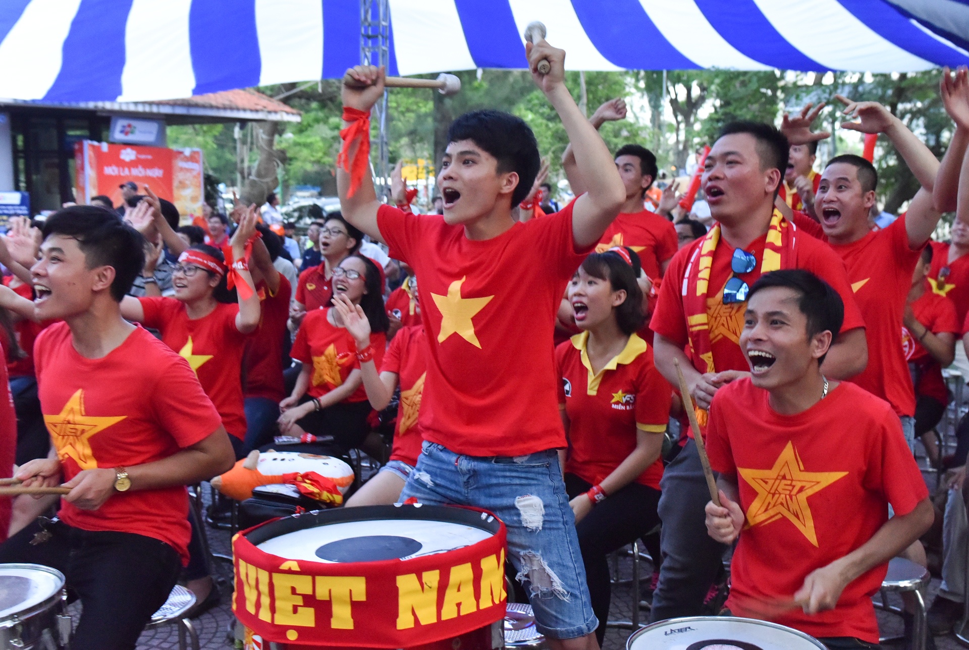 ban gai Quang Hai co vu u20 Viet Nam anh 8
