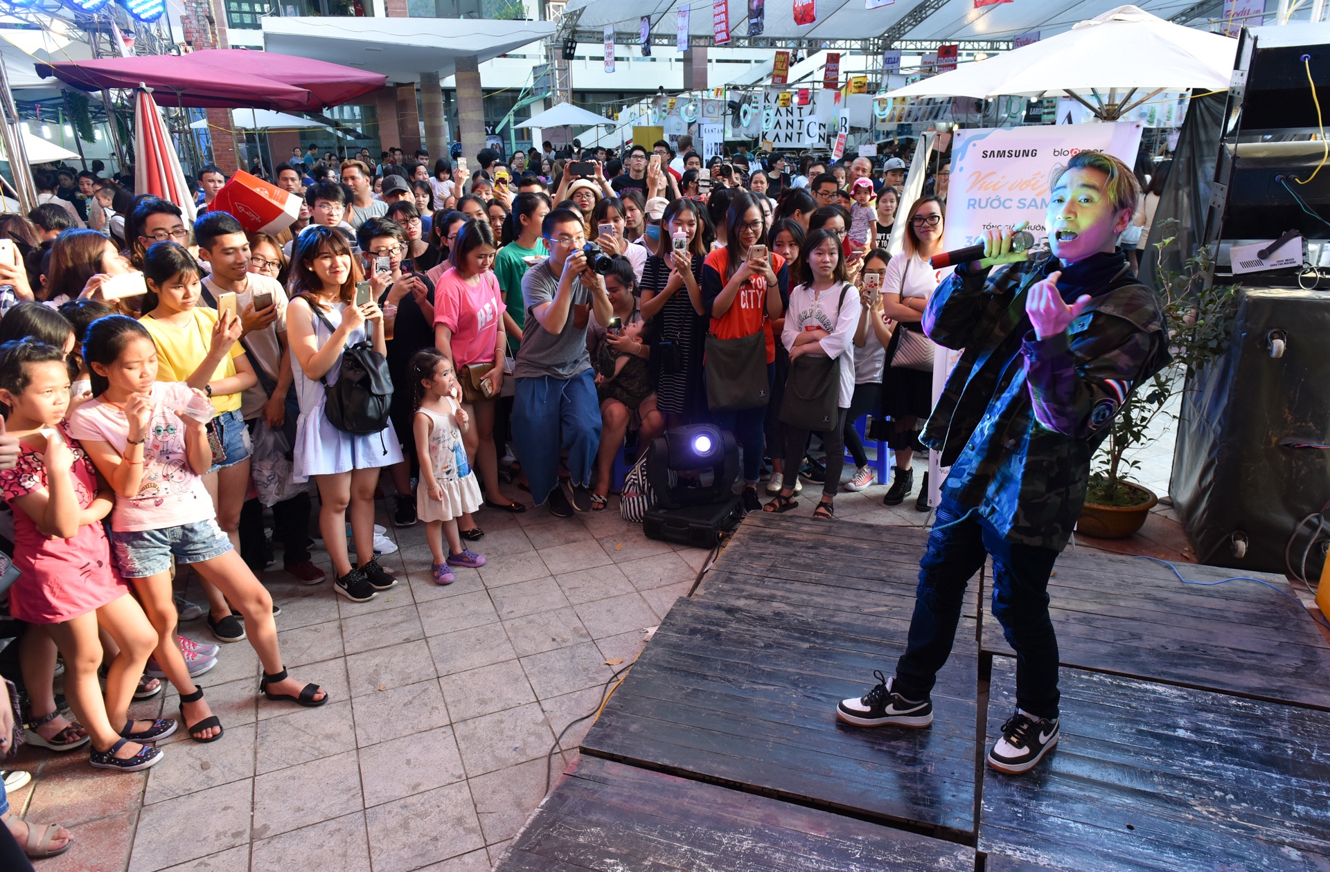 hoi cho cuoi tuan Sai Gon ra Ha Noi anh 12