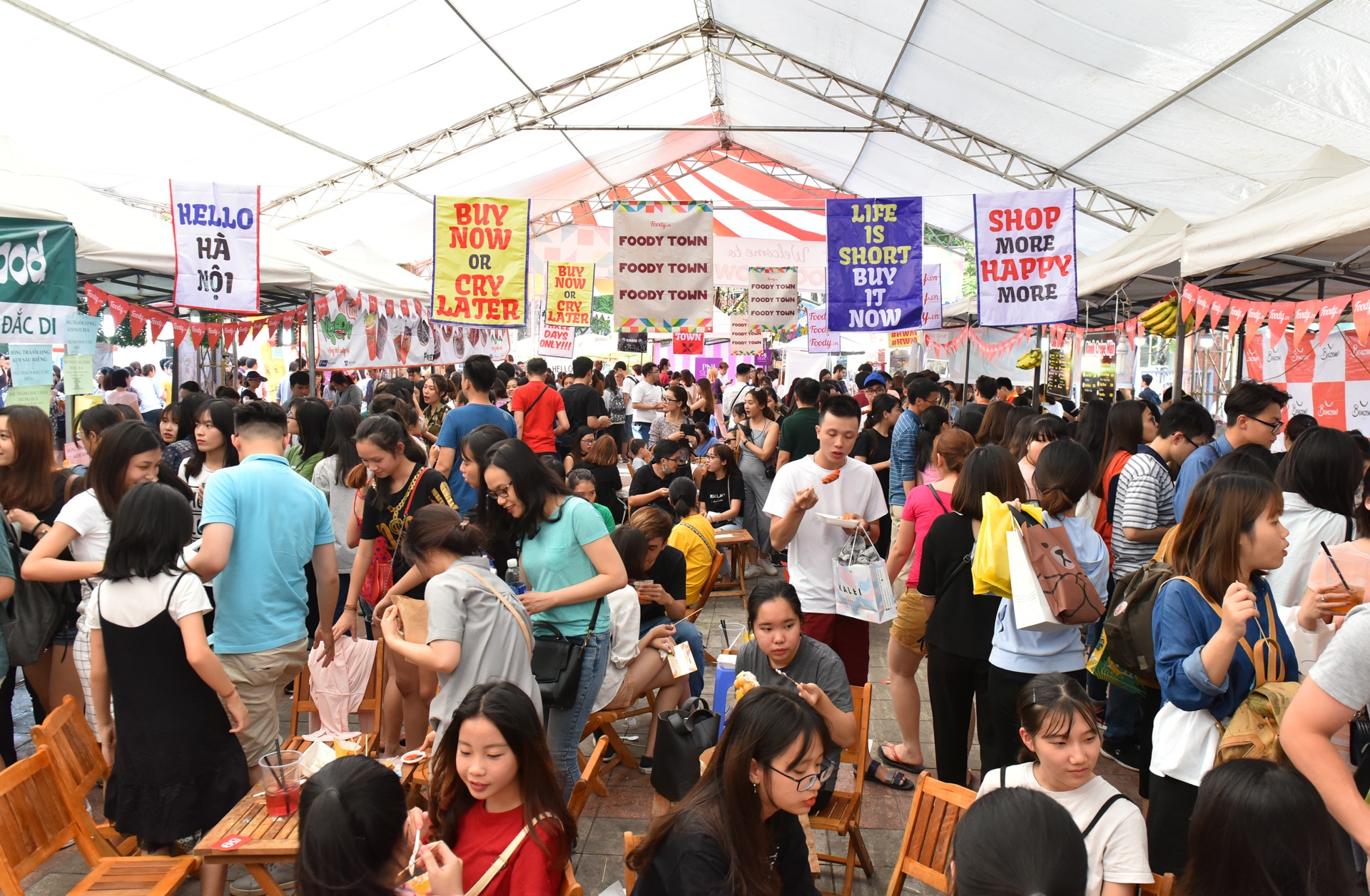 hoi cho cuoi tuan Sai Gon ra Ha Noi anh 1