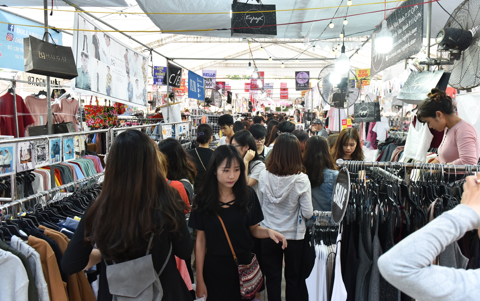 hoi cho cuoi tuan Sai Gon ra Ha Noi anh 3