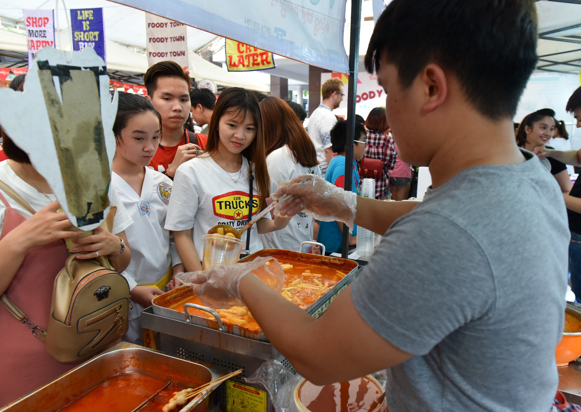 hoi cho cuoi tuan Sai Gon ra Ha Noi anh 7