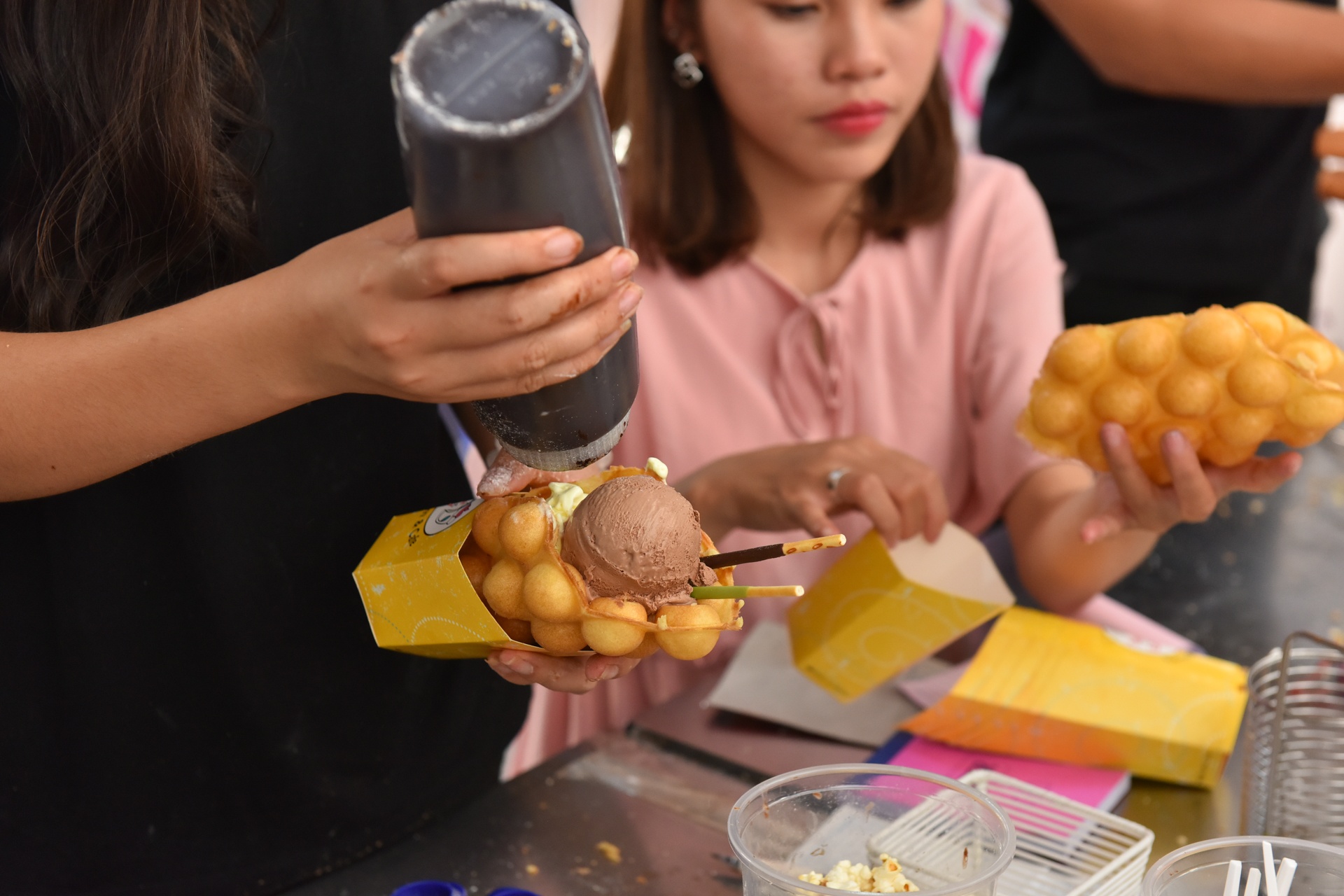 hoi cho cuoi tuan Sai Gon ra Ha Noi anh 8