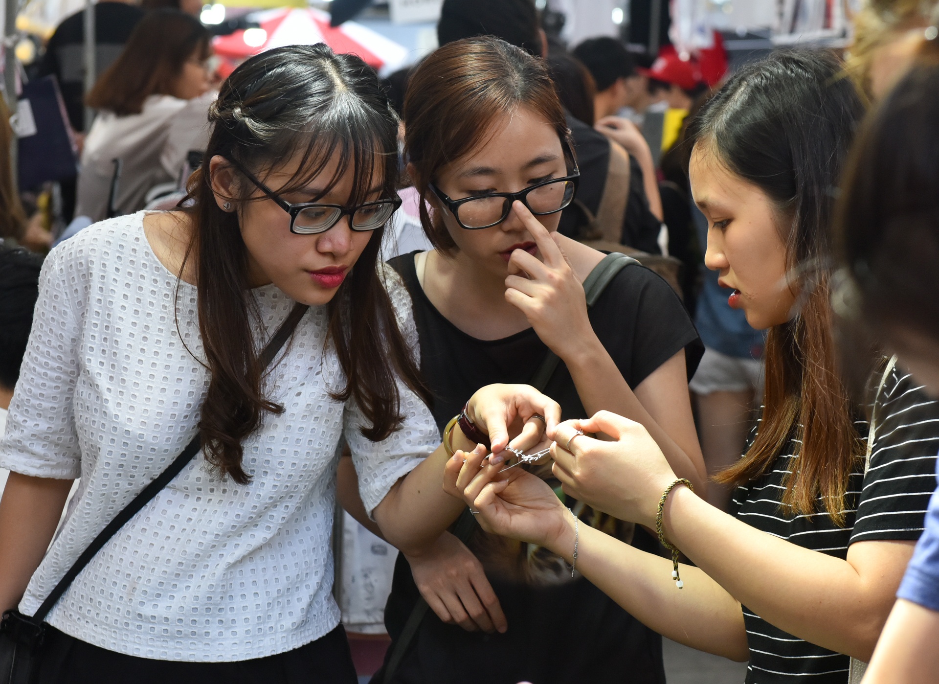 Hoi cho cuoi tuan o Ha Noi thu hut nhieu ban tre hinh anh
