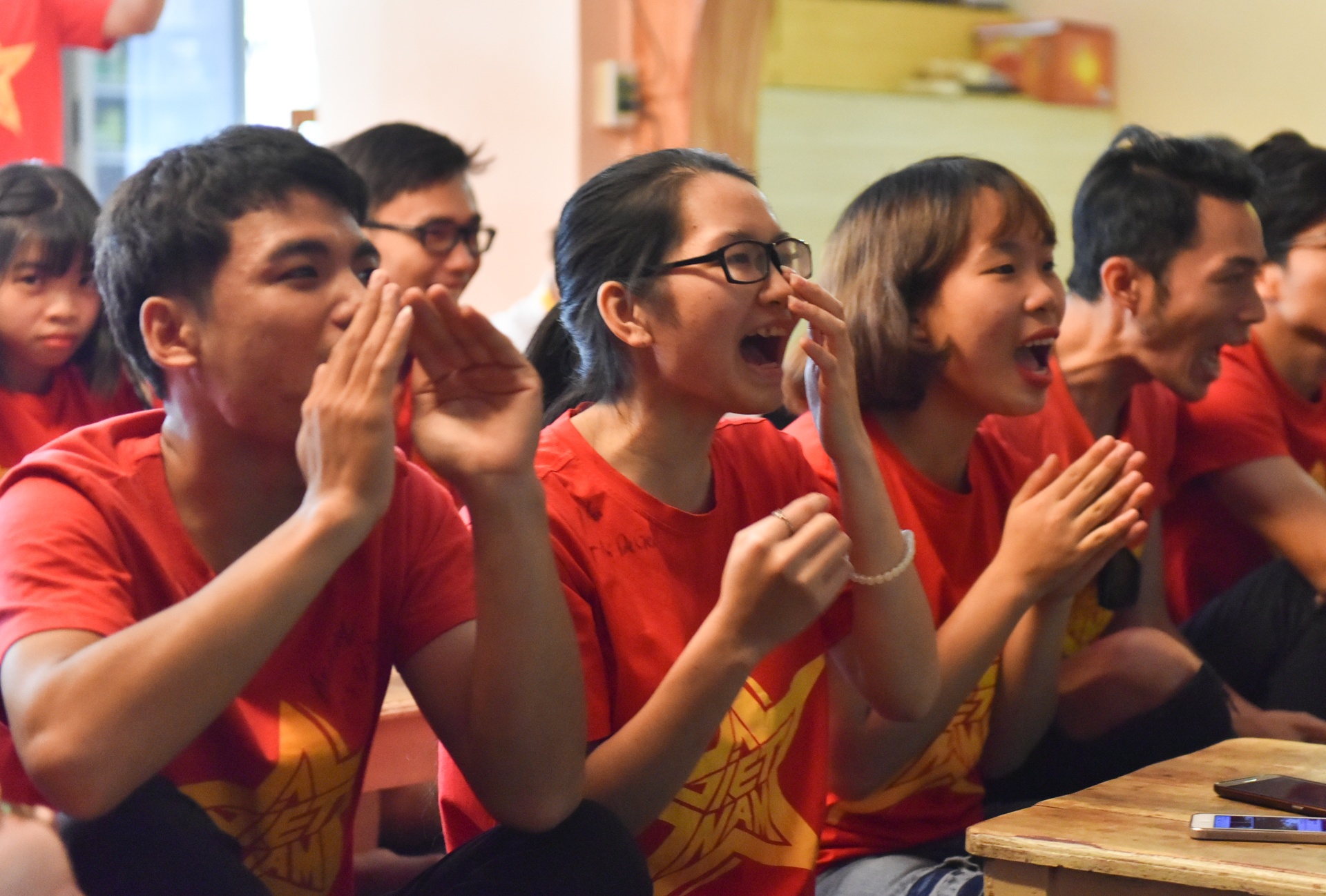 Co dong vien co vu U20 Viet Nam trong tran dau lich su hinh anh