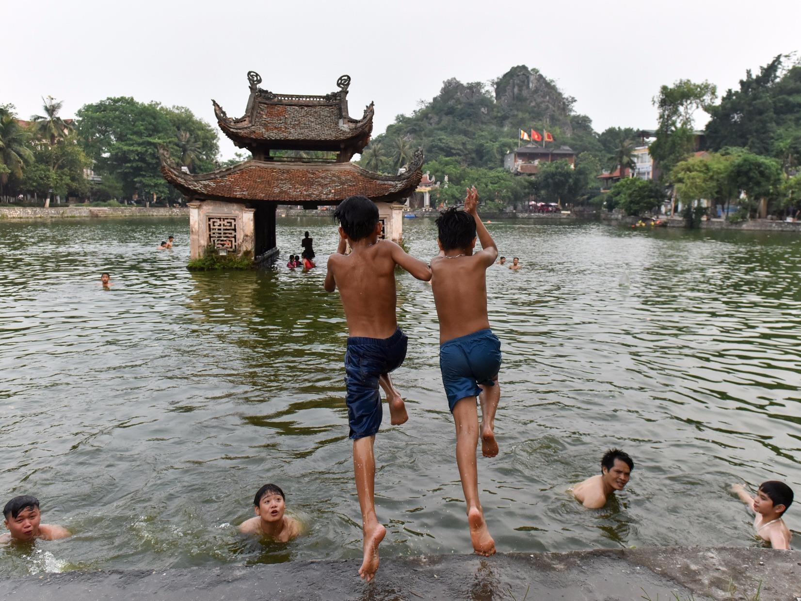 Tre em Ha Noi tam giai nhiet o ao lang nghin nam hinh anh