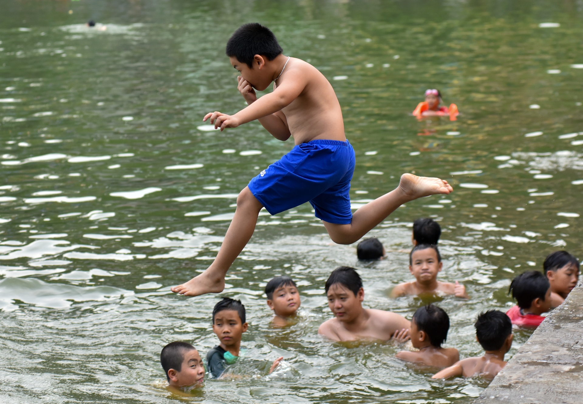 Cac em nho vui dua duoi lan nuoc mat hinh anh