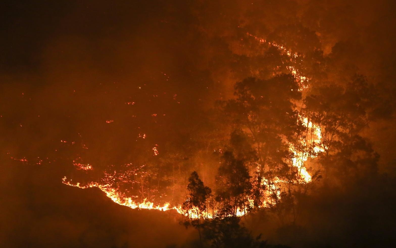 Canh 2.000 nguoi chong choi voi lua trong dem nong ky luc o Ha Noi hinh anh