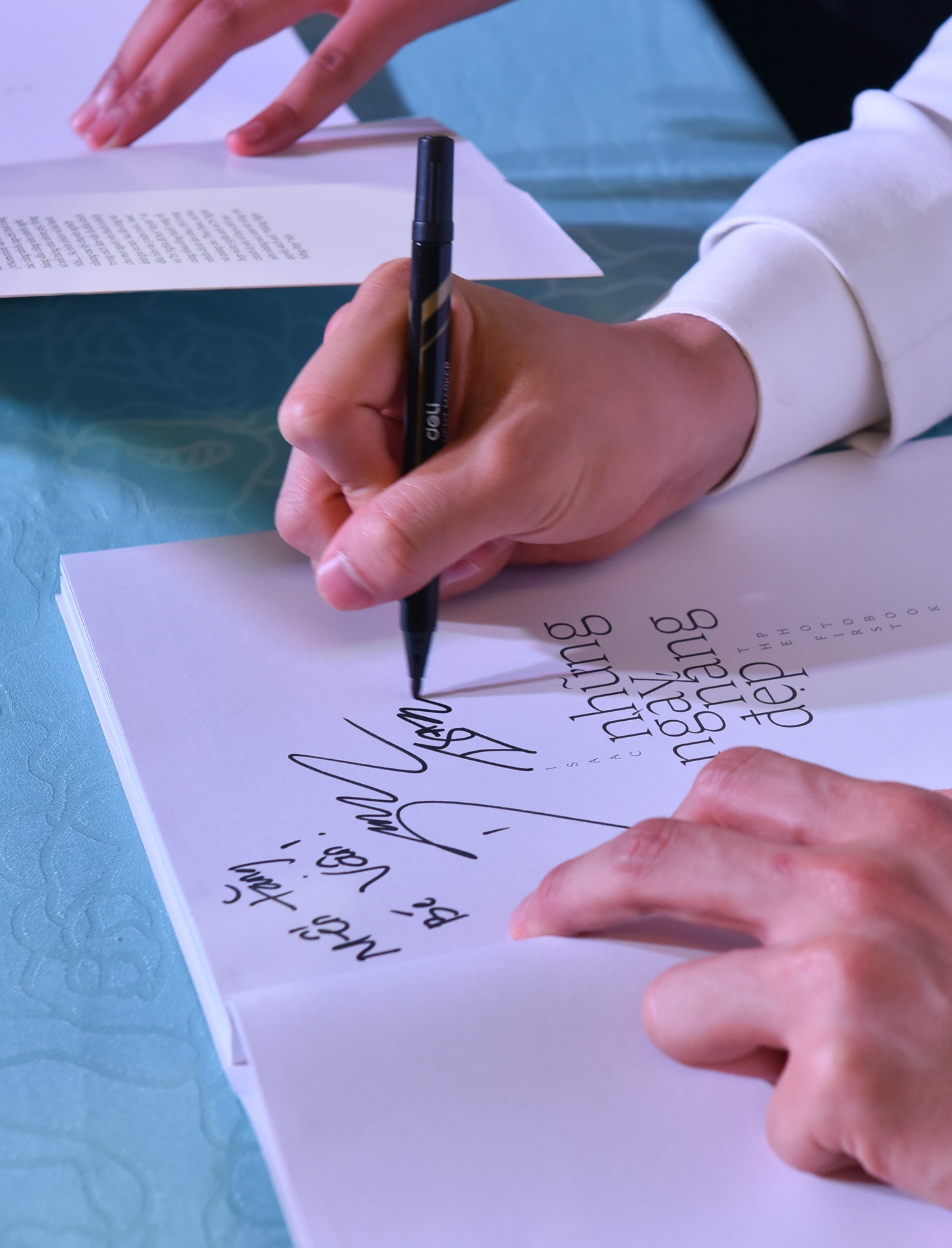 Issac lam sach anh anh 11