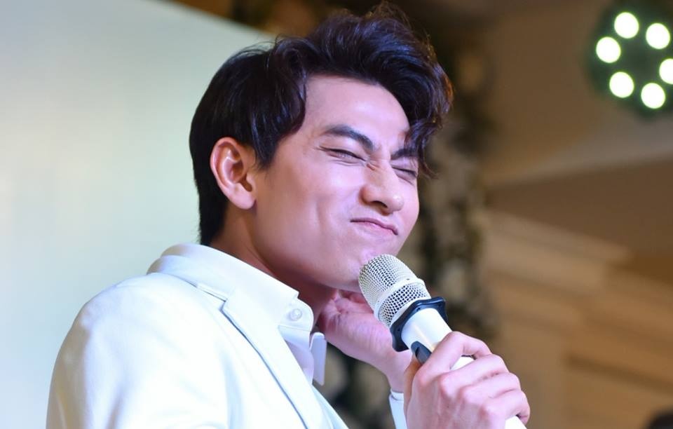 Isaac lam sach anh de khi ve gia cho con chau ngam hinh anh