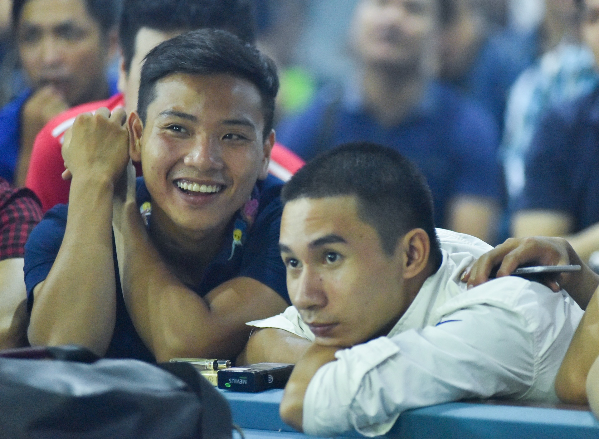 Khong khi soi dong cua giai AOE Viet Trung 2017 hinh anh