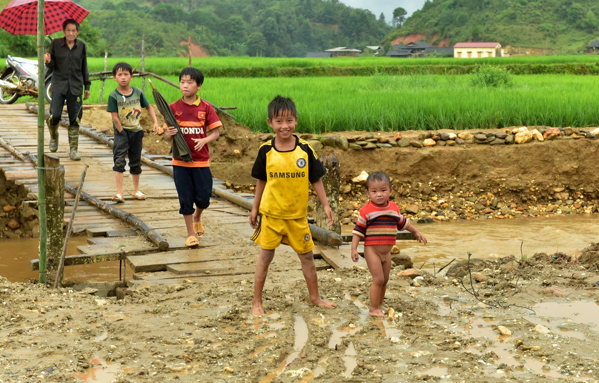 cau bi lu cuon troi anh 10