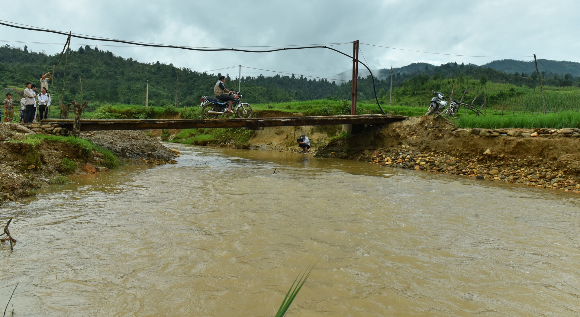 cau bi lu cuon troi anh 11
