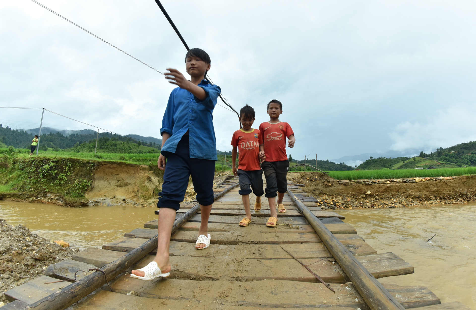 cau bi lu cuon troi anh 12