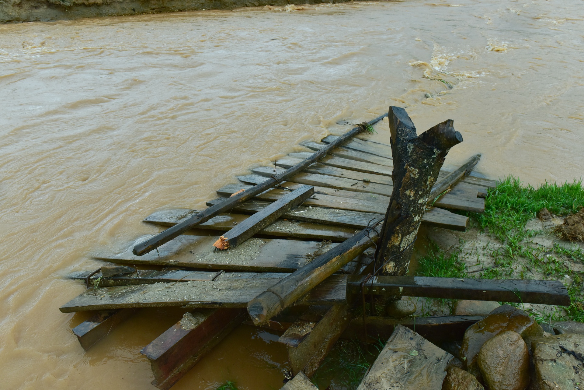 cau bi lu cuon troi anh 3