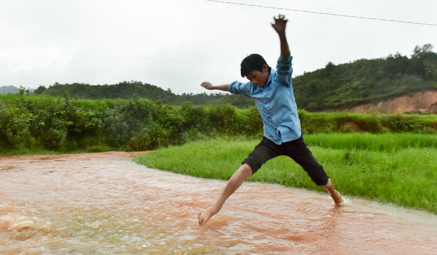 Nhay qua suoi vi cau bi lu cuon troi sau bao so 2 hinh anh
