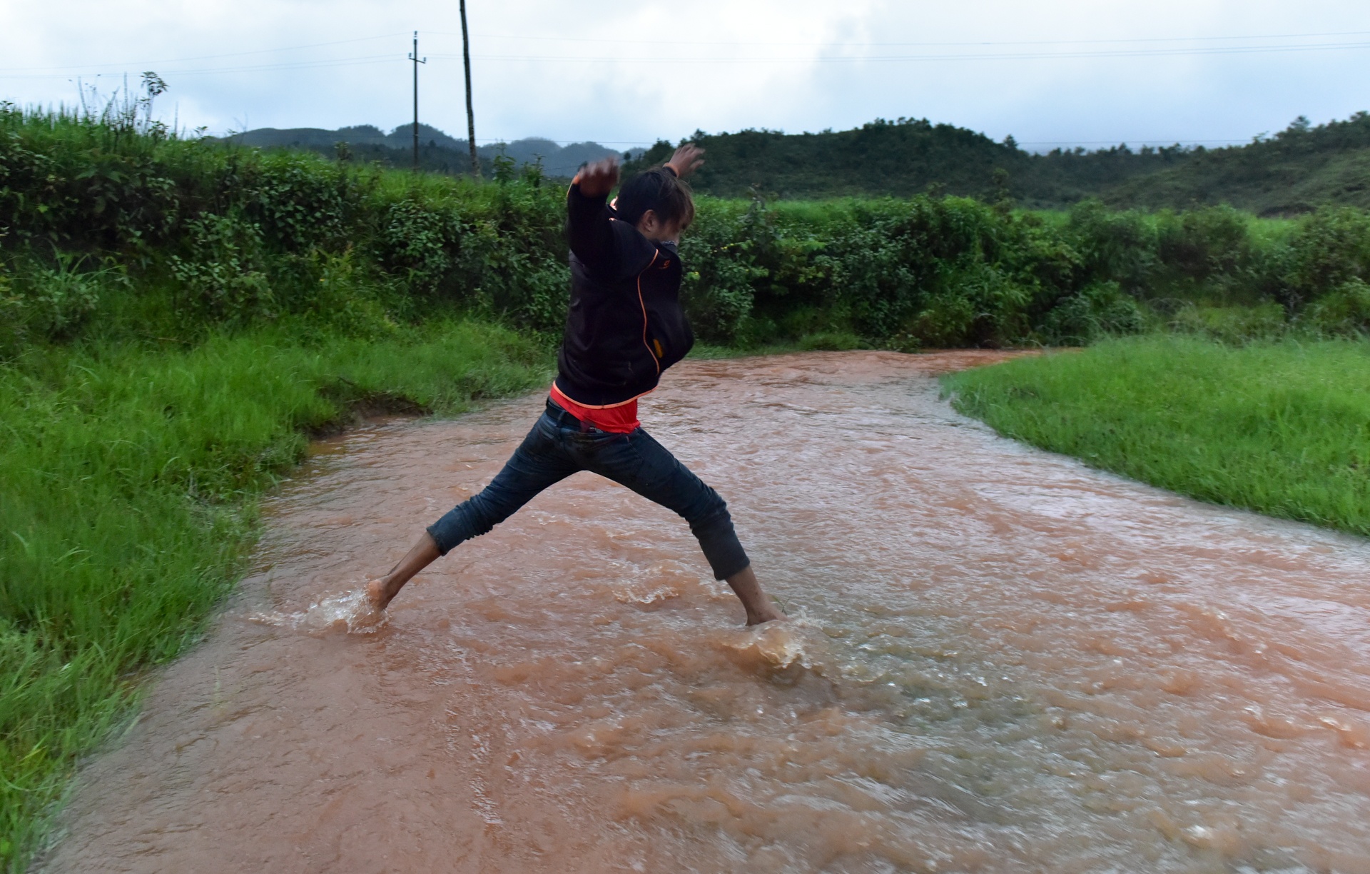 cau bi lu cuon troi anh 7