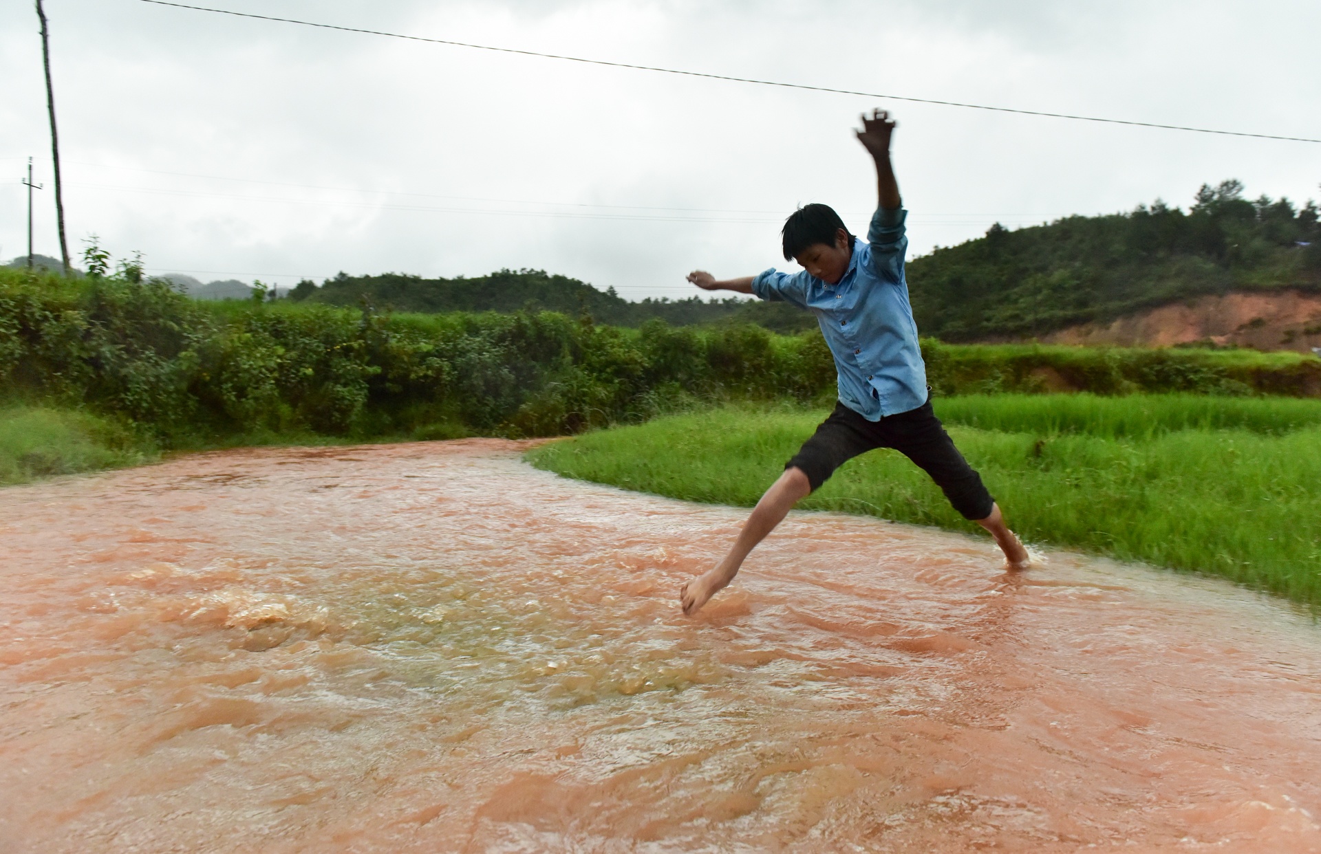cau bi lu cuon troi anh 8