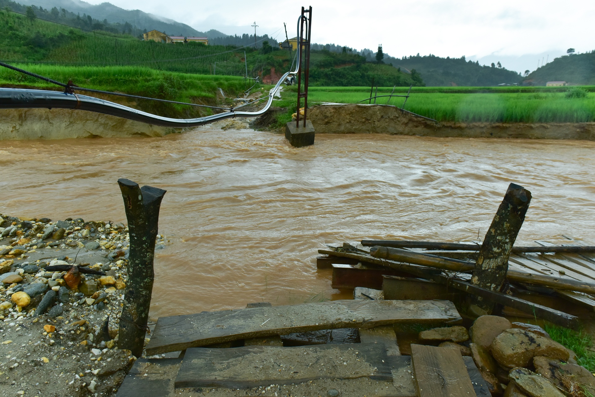 Nuoc chay cuon cuon noi cau Cang Dong bi lu cuon troi hinh anh