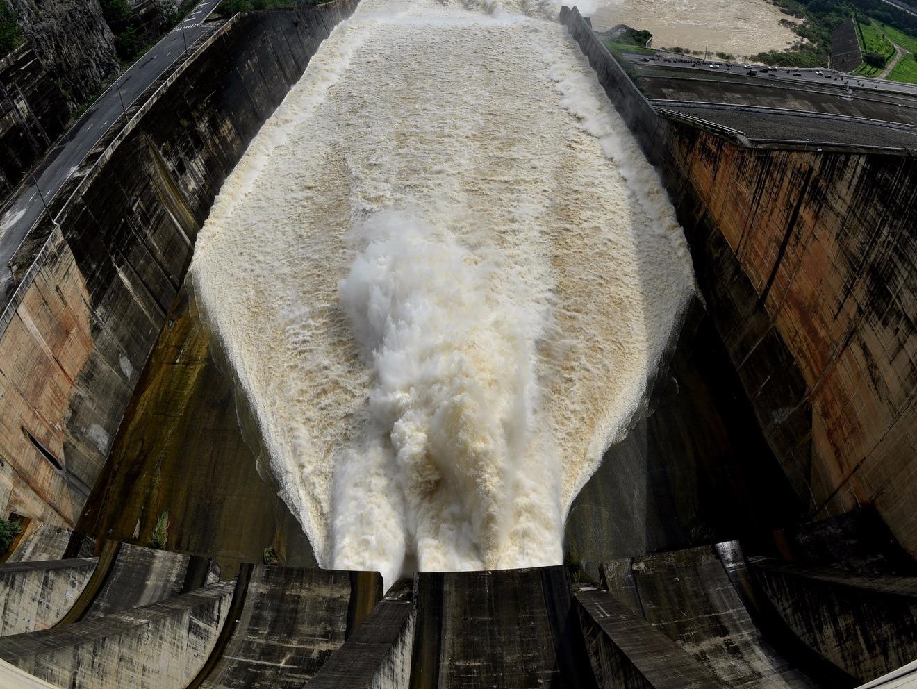 Treo len thanh dap xem thuy dien Hoa Binh mo 3 cua xa day hinh anh