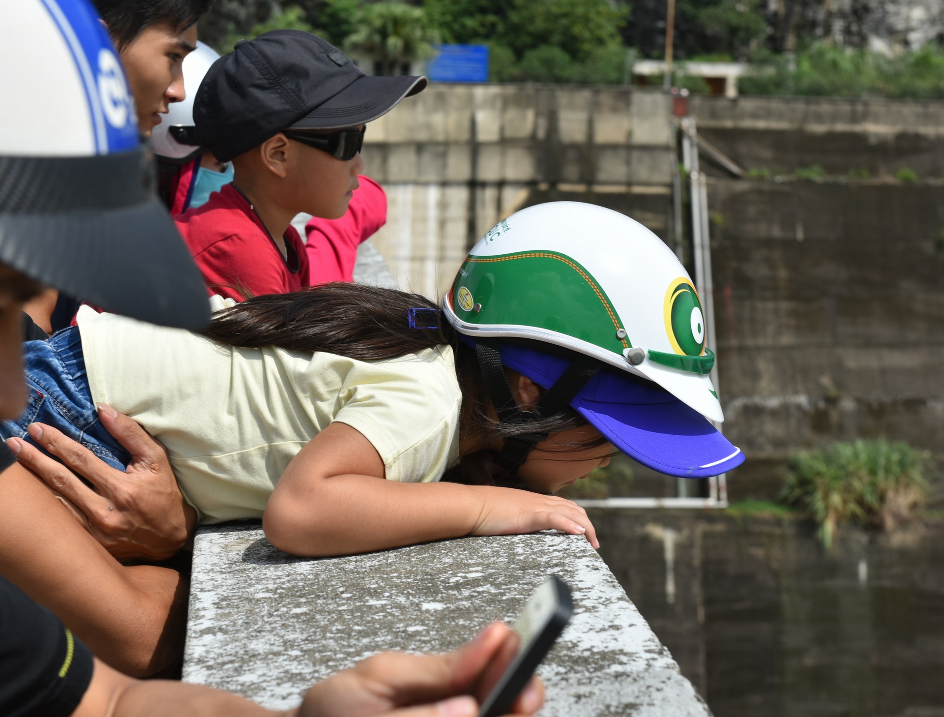 bat chap nguy hiem xem thuy dien Hoa Binh xa day anh 11