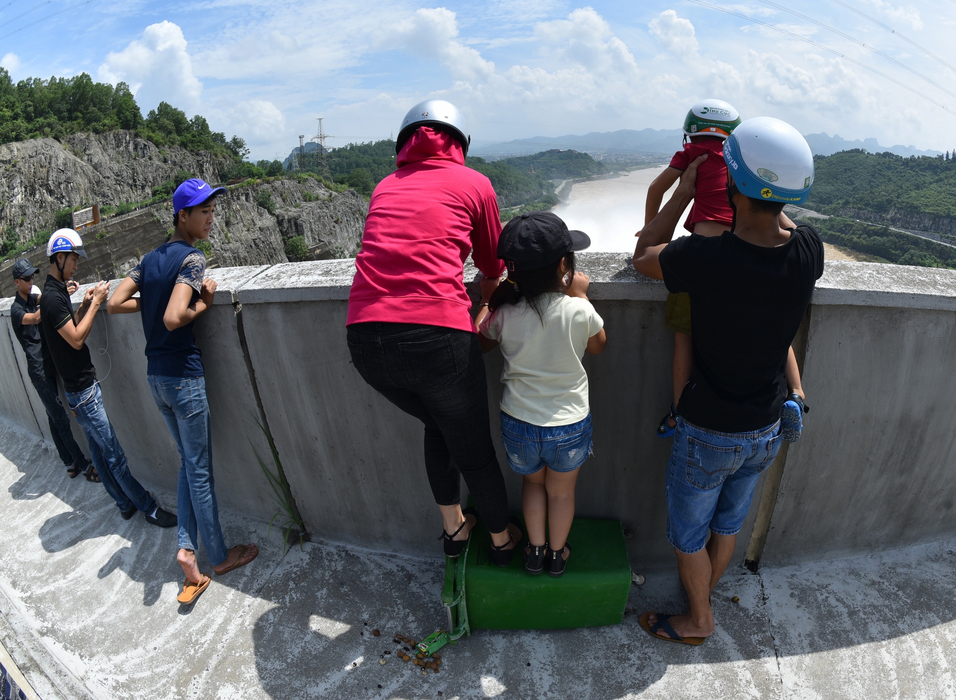 Nguoi dan do xo xem thuy dien Hoa Binh xa day hinh anh