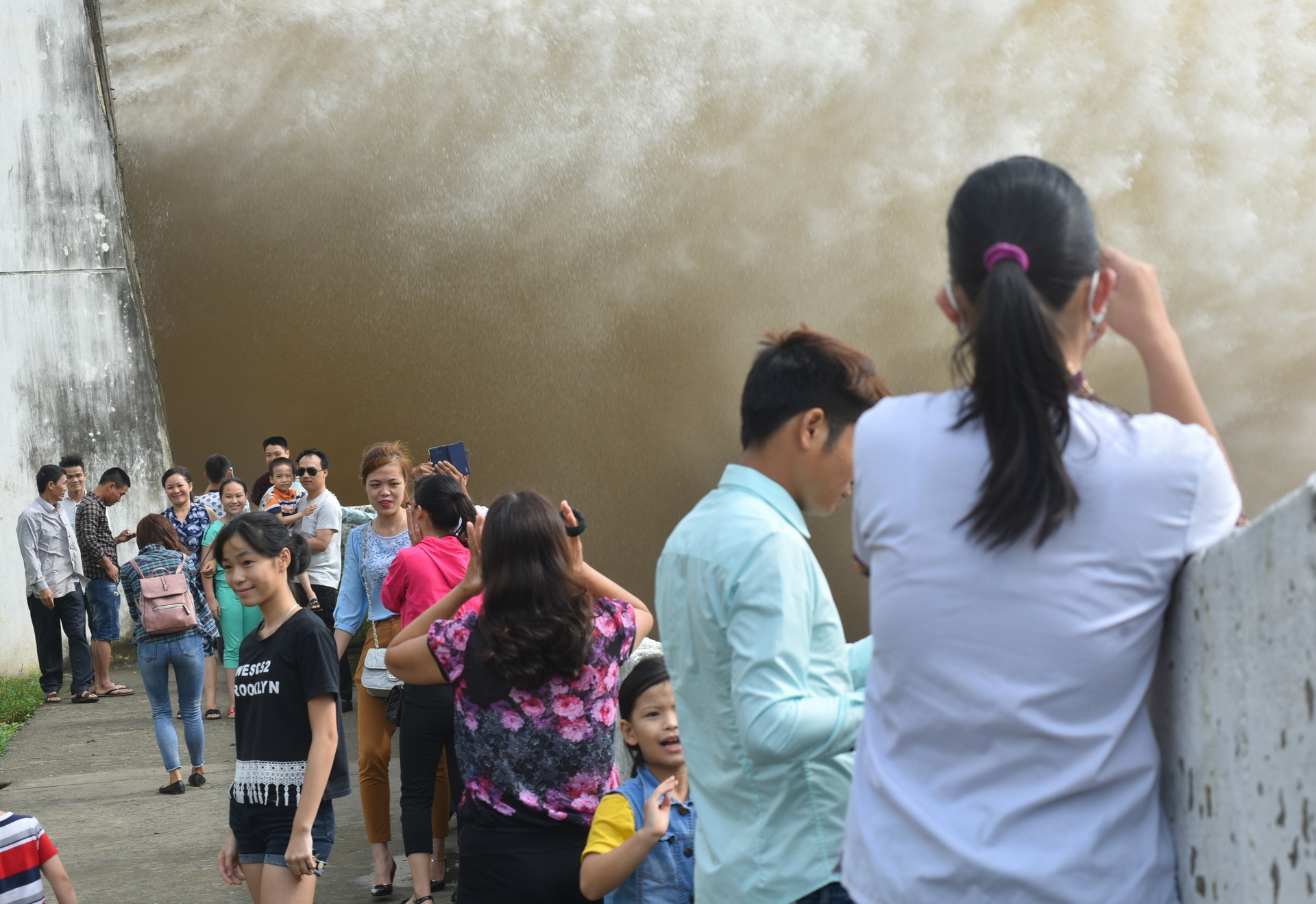 bat chap nguy hiem xem thuy dien Hoa Binh xa day anh 3