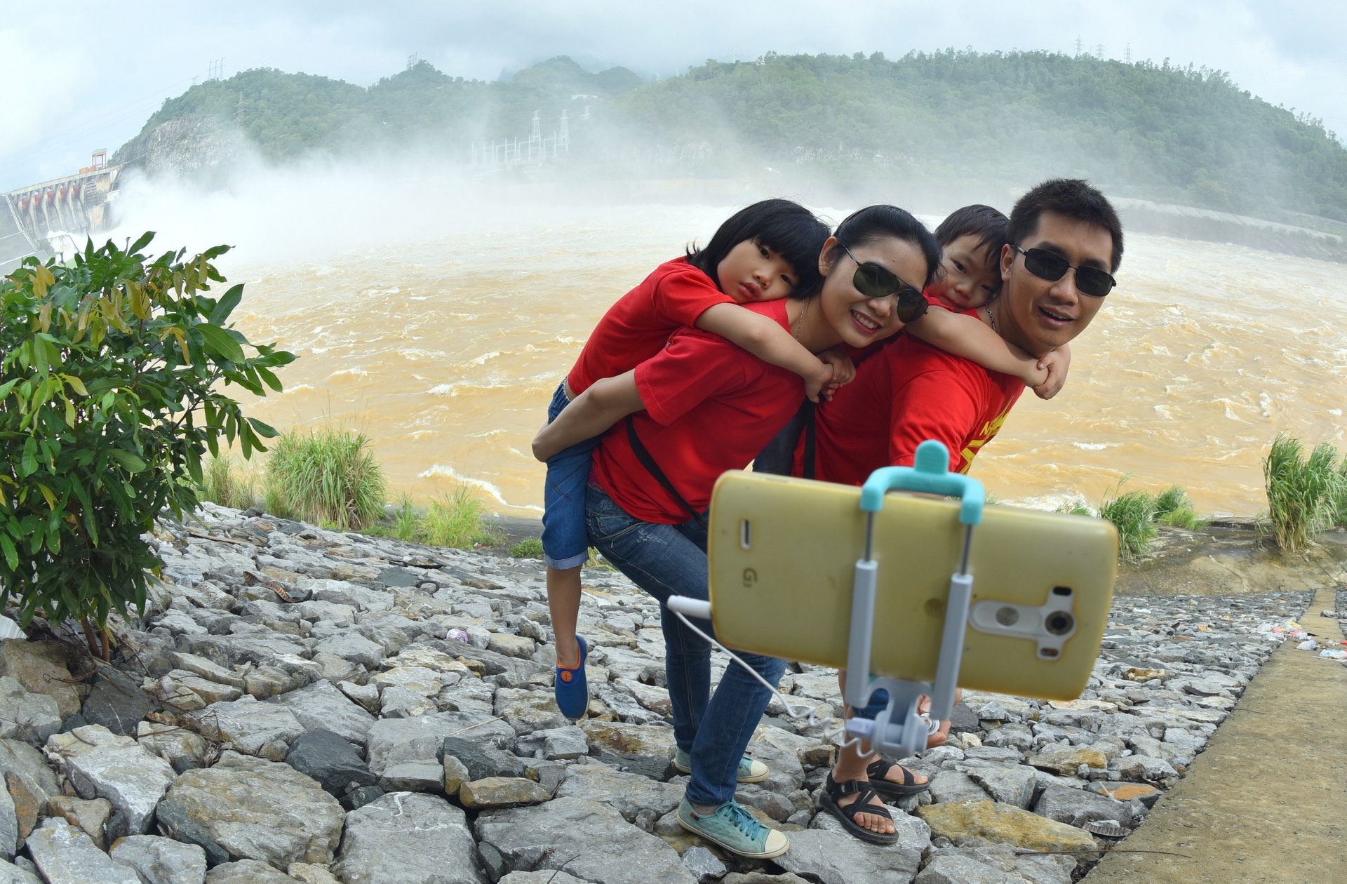 bat chap nguy hiem xem thuy dien Hoa Binh xa day anh 4