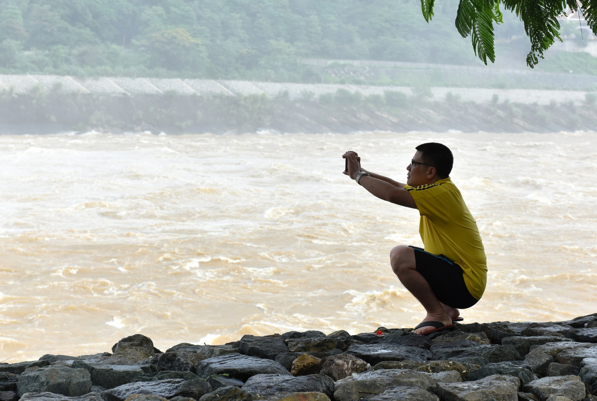 bat chap nguy hiem xem thuy dien Hoa Binh xa day anh 6