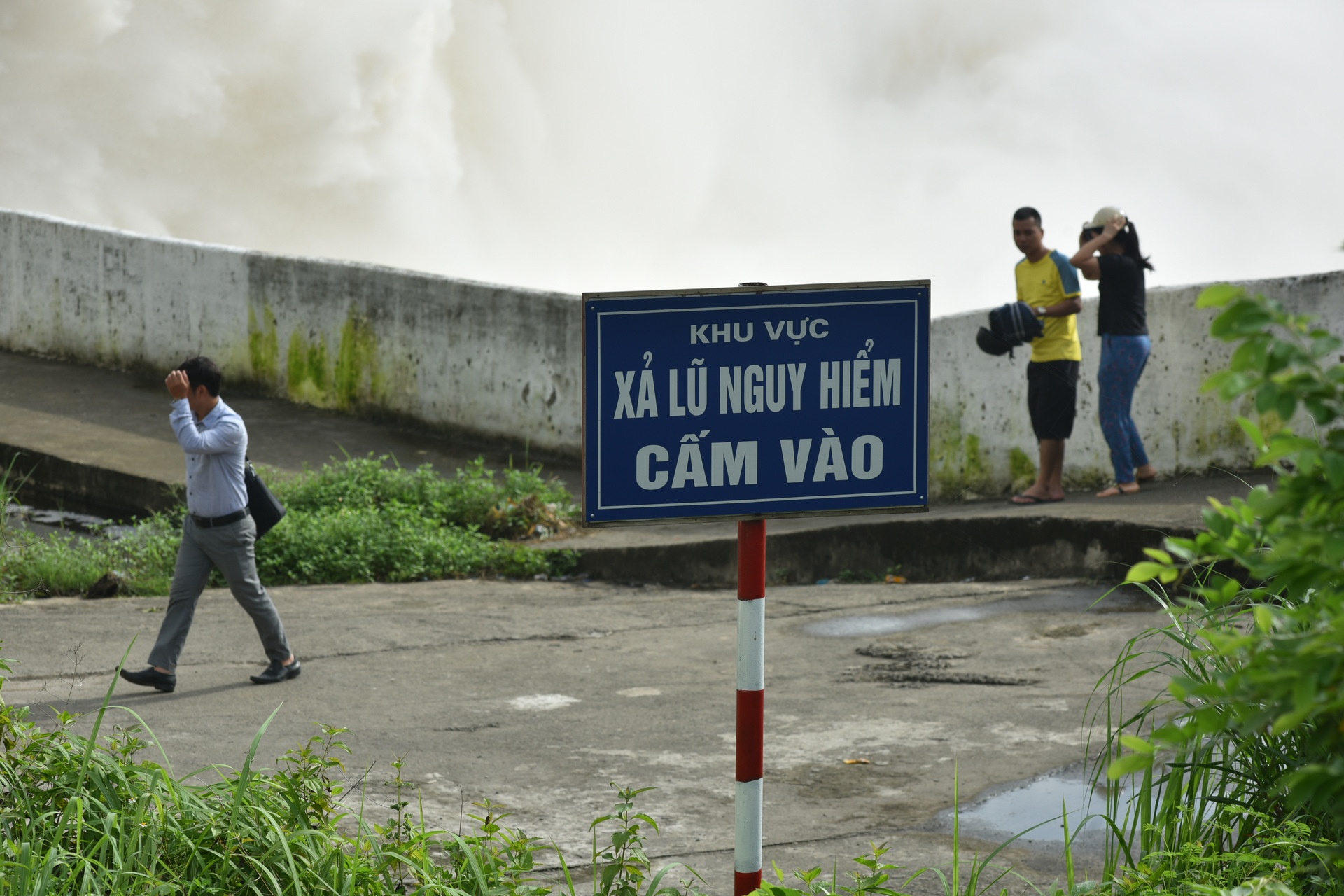 bat chap nguy hiem xem thuy dien Hoa Binh xa day anh 7