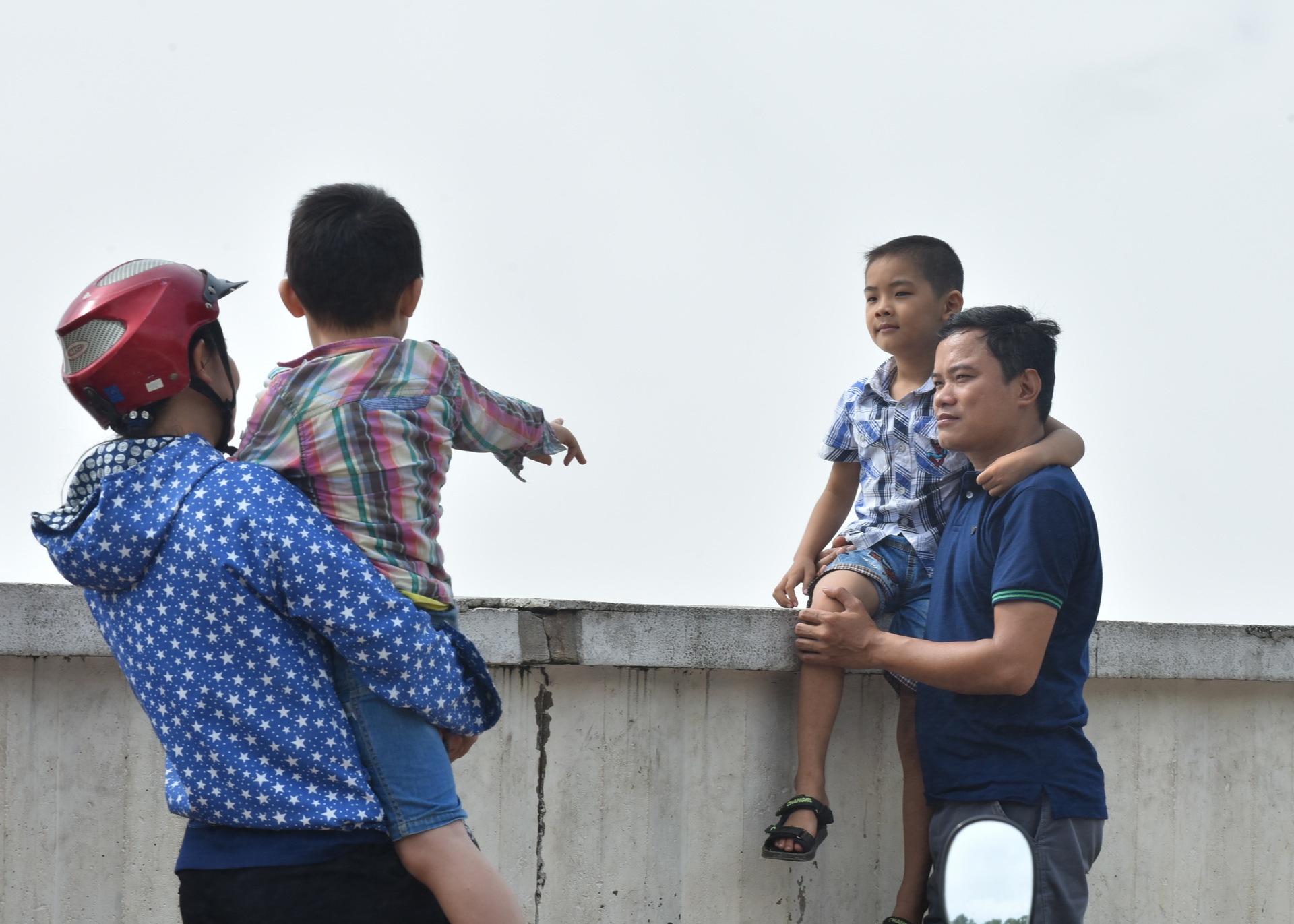 bat chap nguy hiem xem thuy dien Hoa Binh xa day anh 8