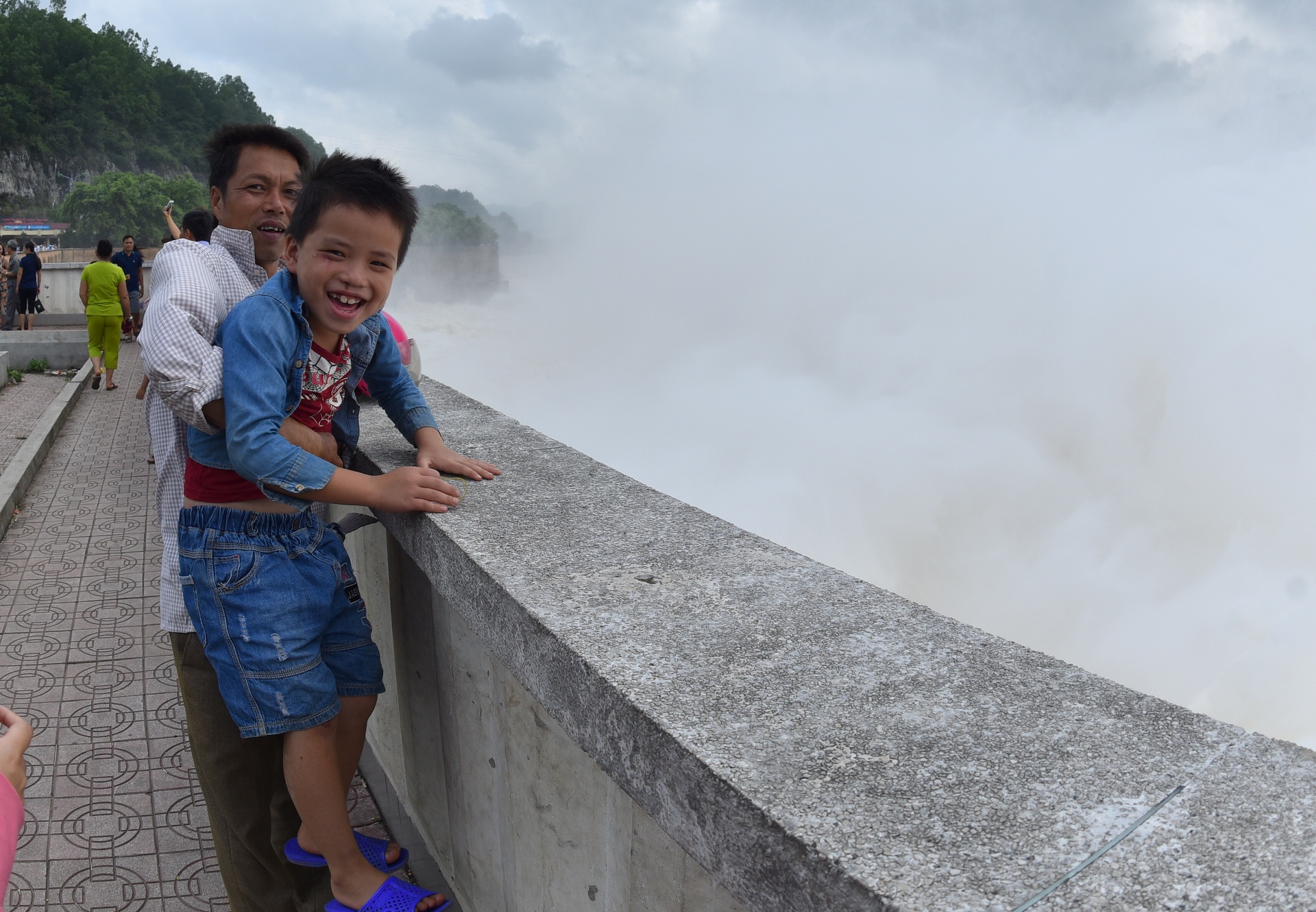 bat chap nguy hiem xem thuy dien Hoa Binh xa day anh 9