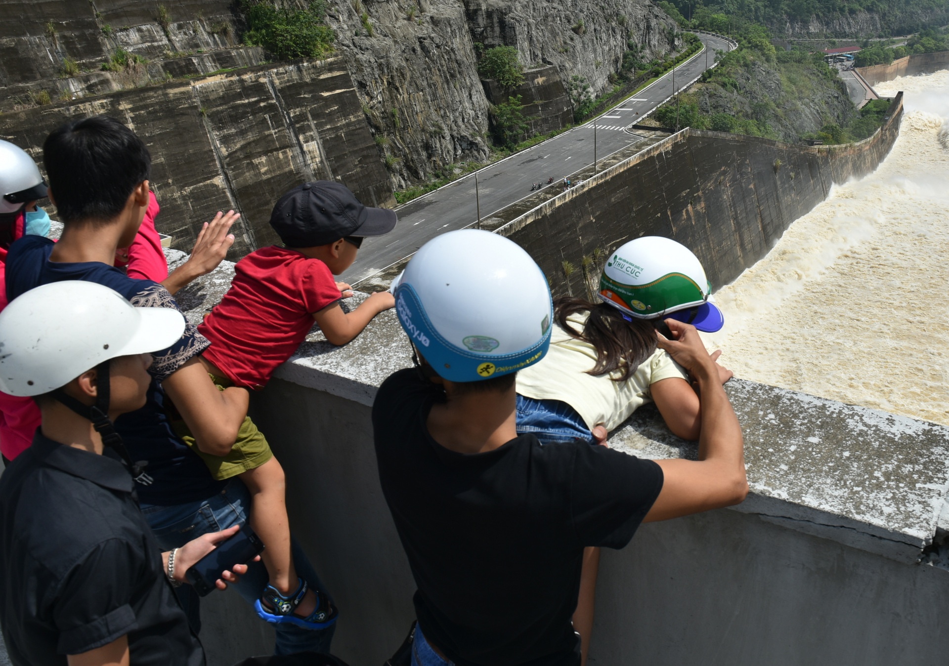 bat chap nguy hiem xem thuy dien Hoa Binh xa day anh 10