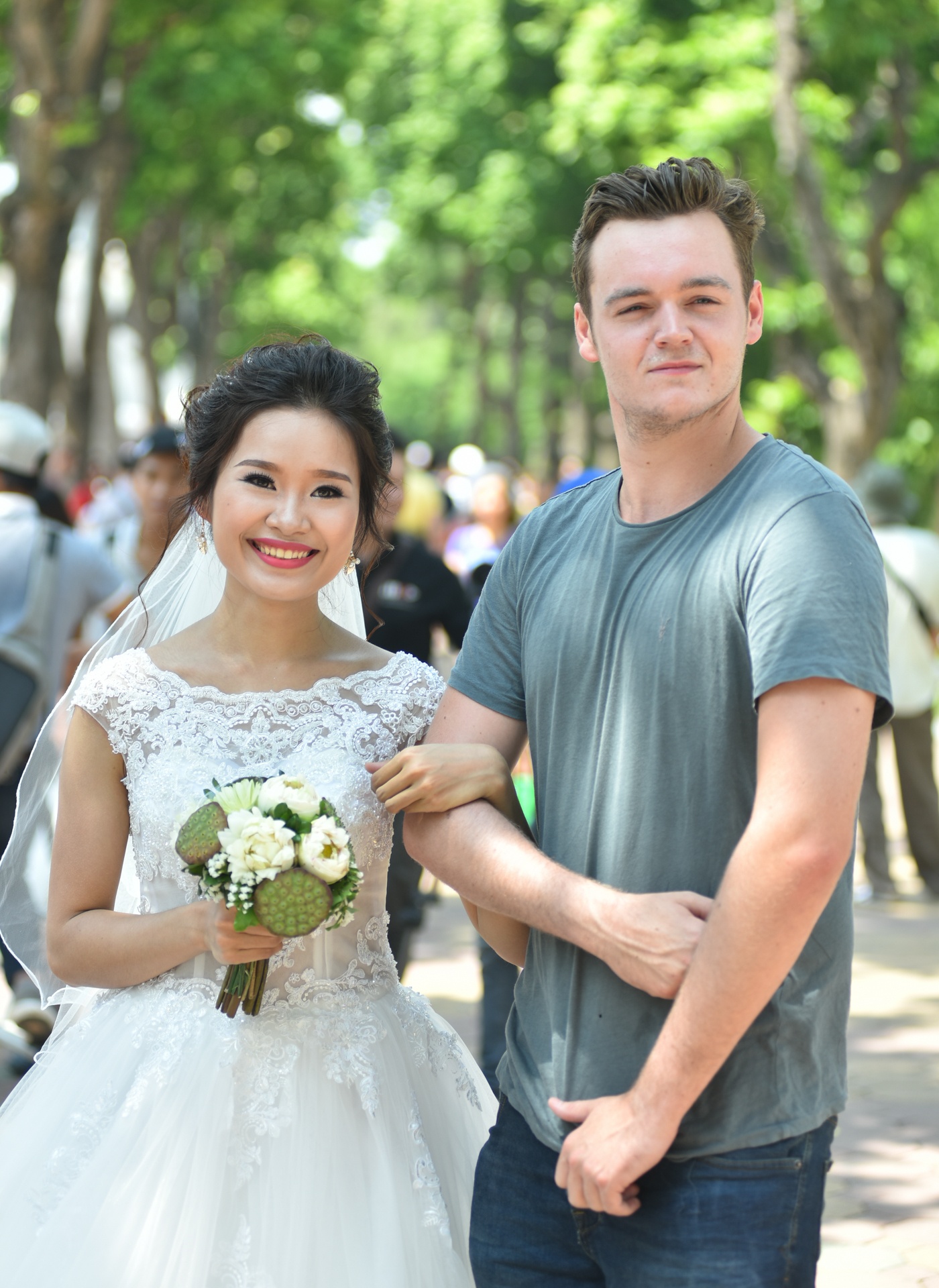 chup anh cuoi tap the ben ho guom anh 9